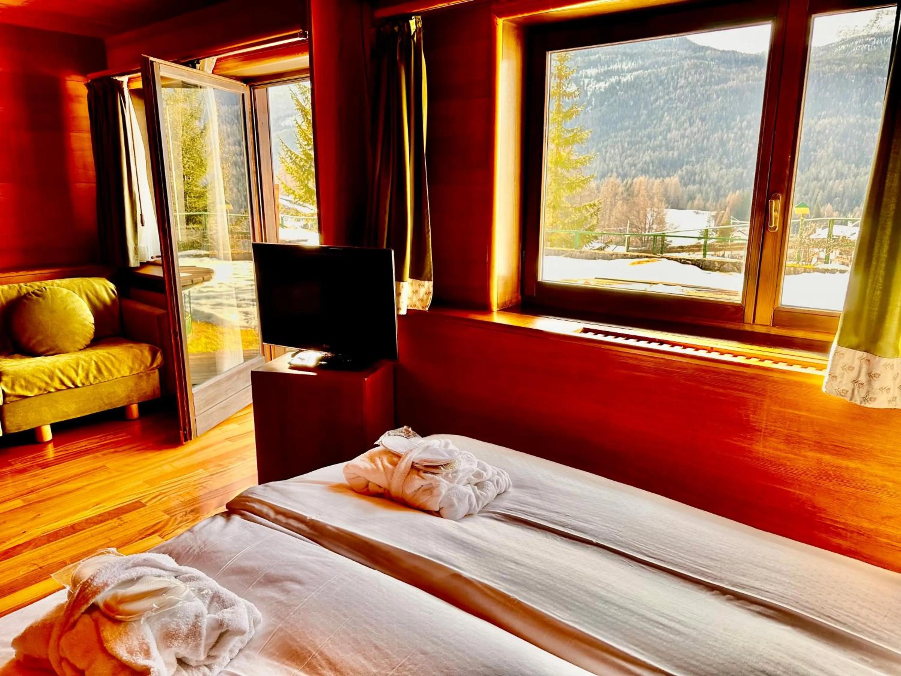 Photo of the whole room, Bed in Hotel Mirage