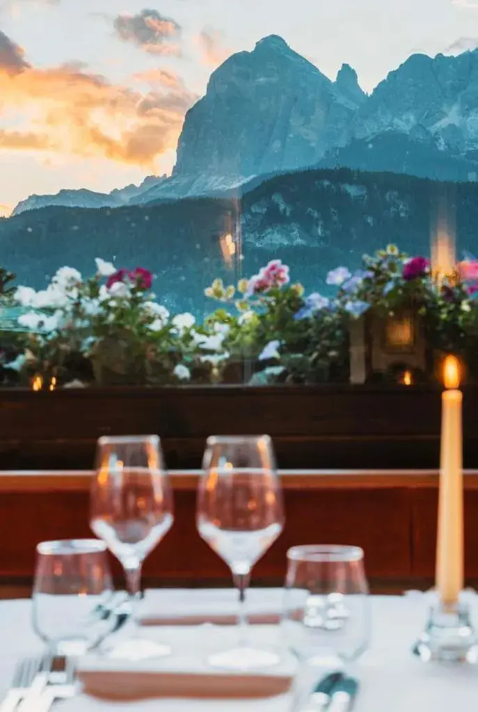 Restaurant/places to eat in Hotel Mirage Restaurant/places to eat in Hotel Mirage