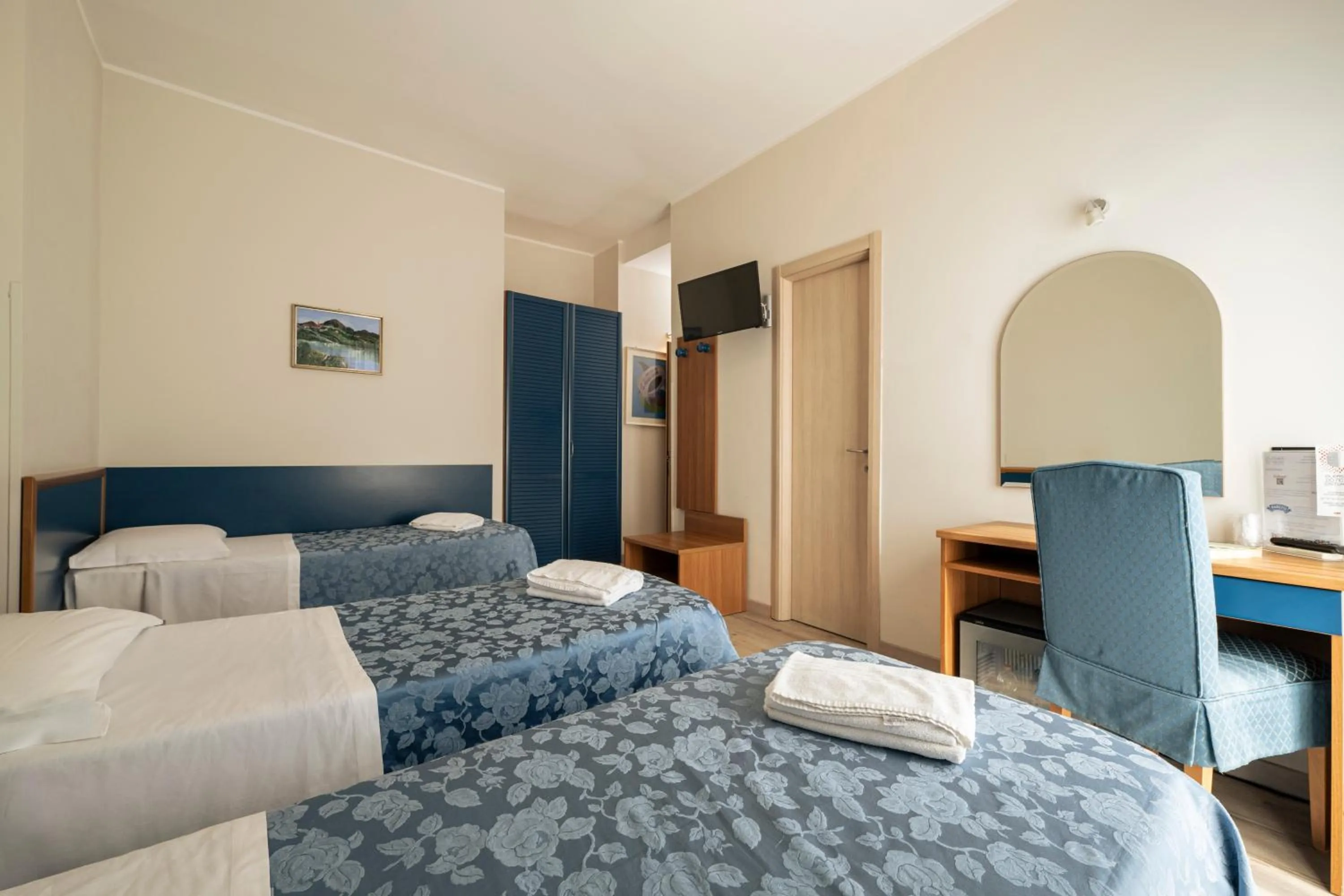 Photo of the whole room, Bed in Hotel Mondial