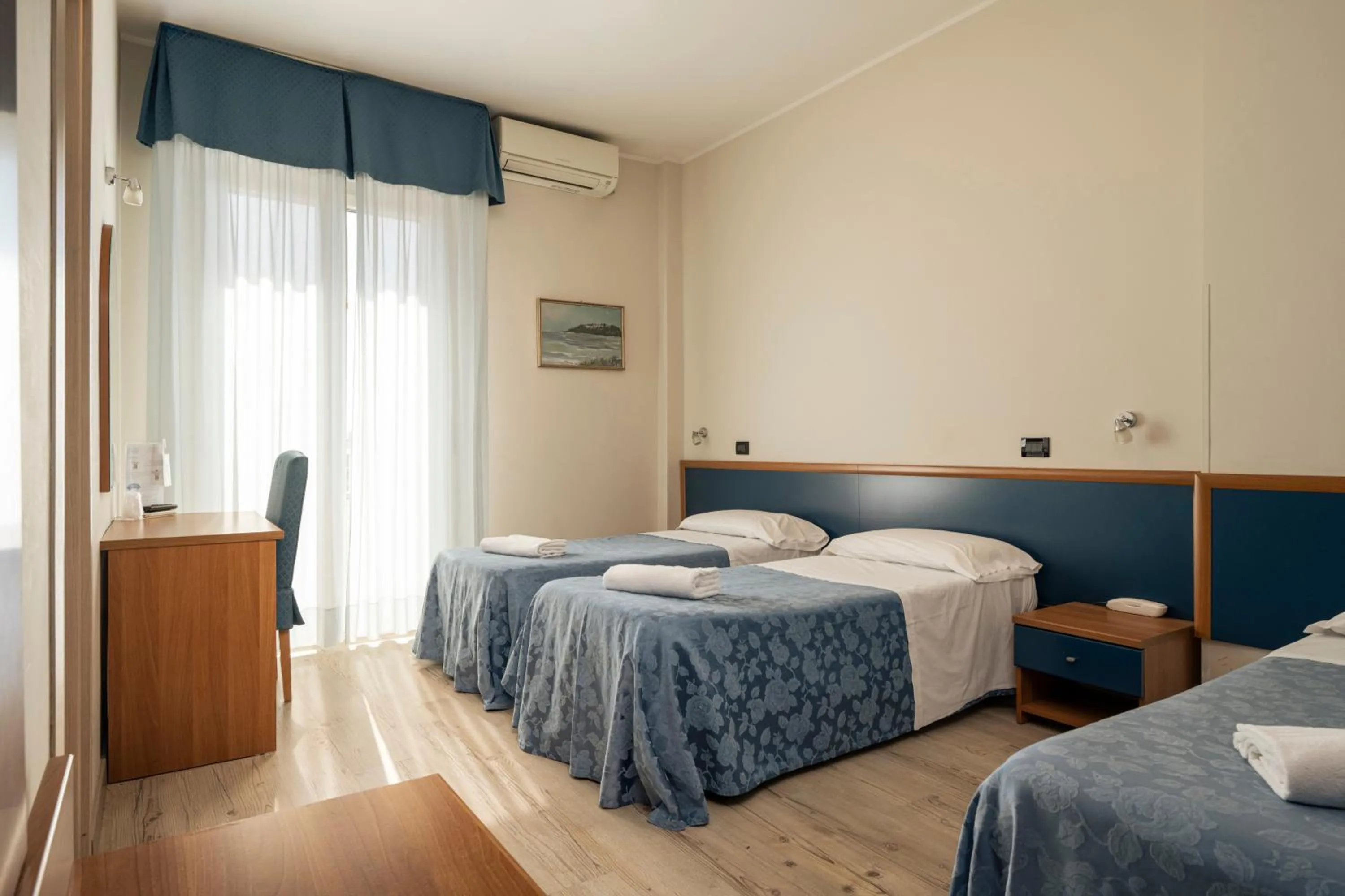 Photo of the whole room, Bed in Hotel Mondial