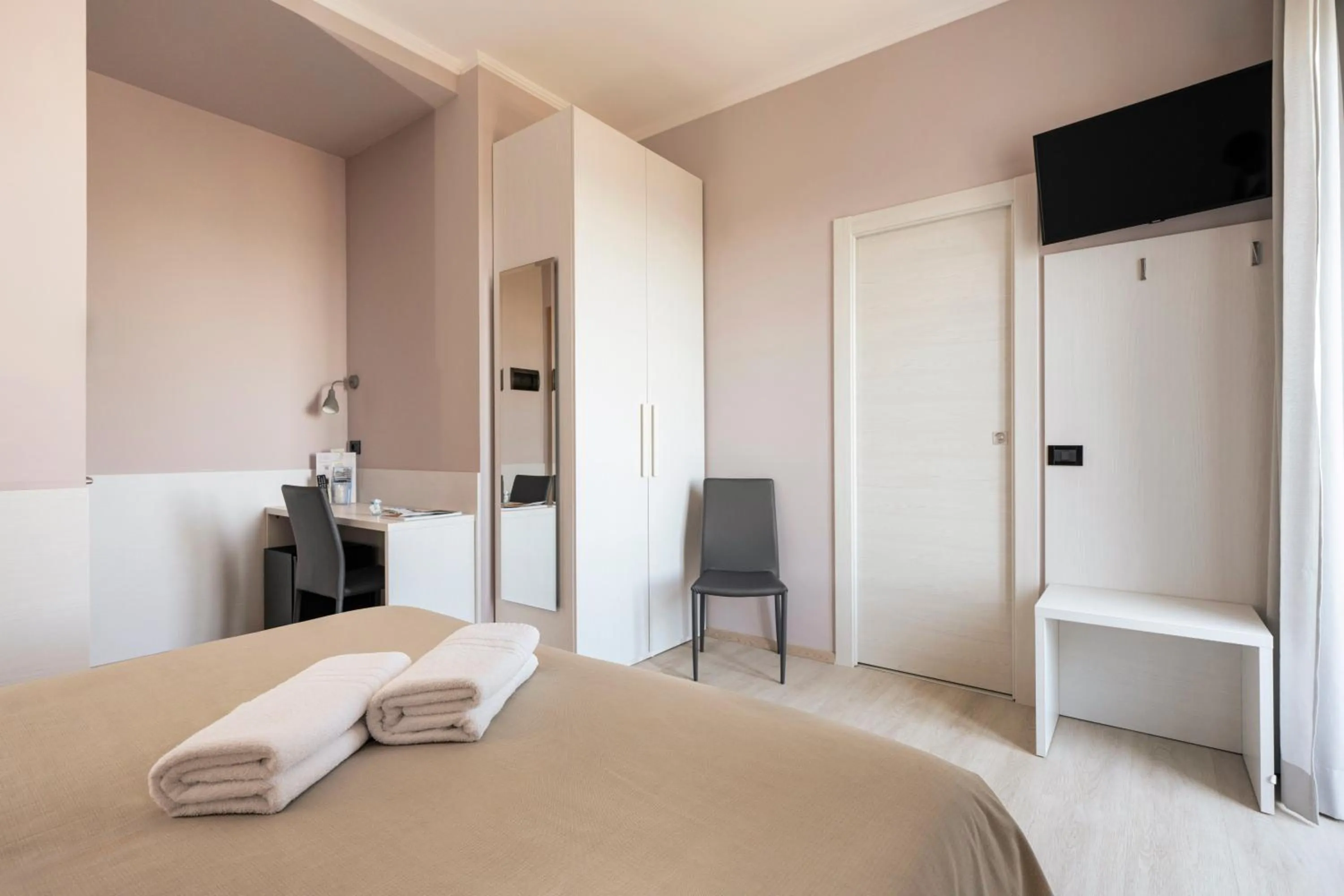 Photo of the whole room, Bed in Hotel Mondial