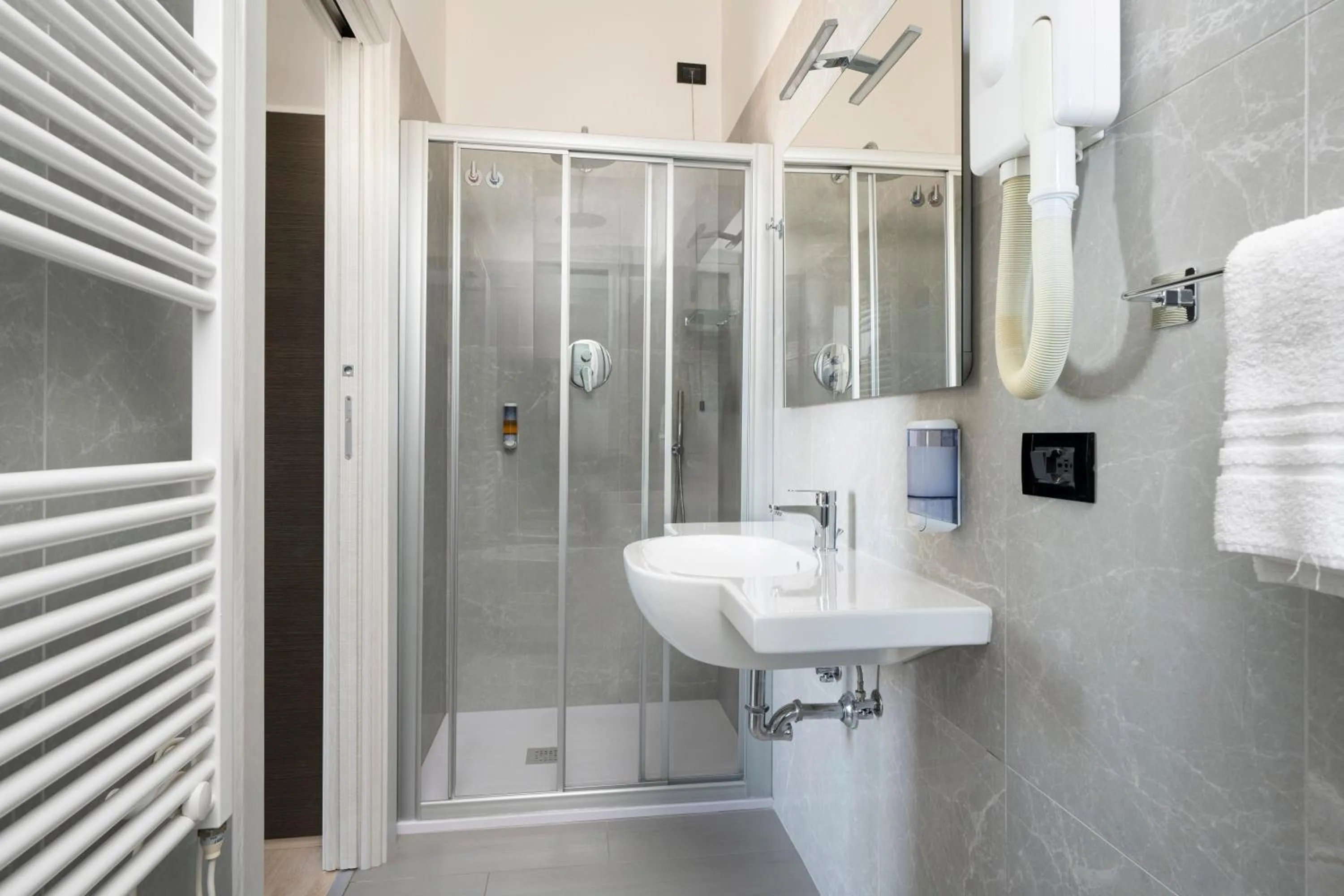 Shower in Hotel Mondial