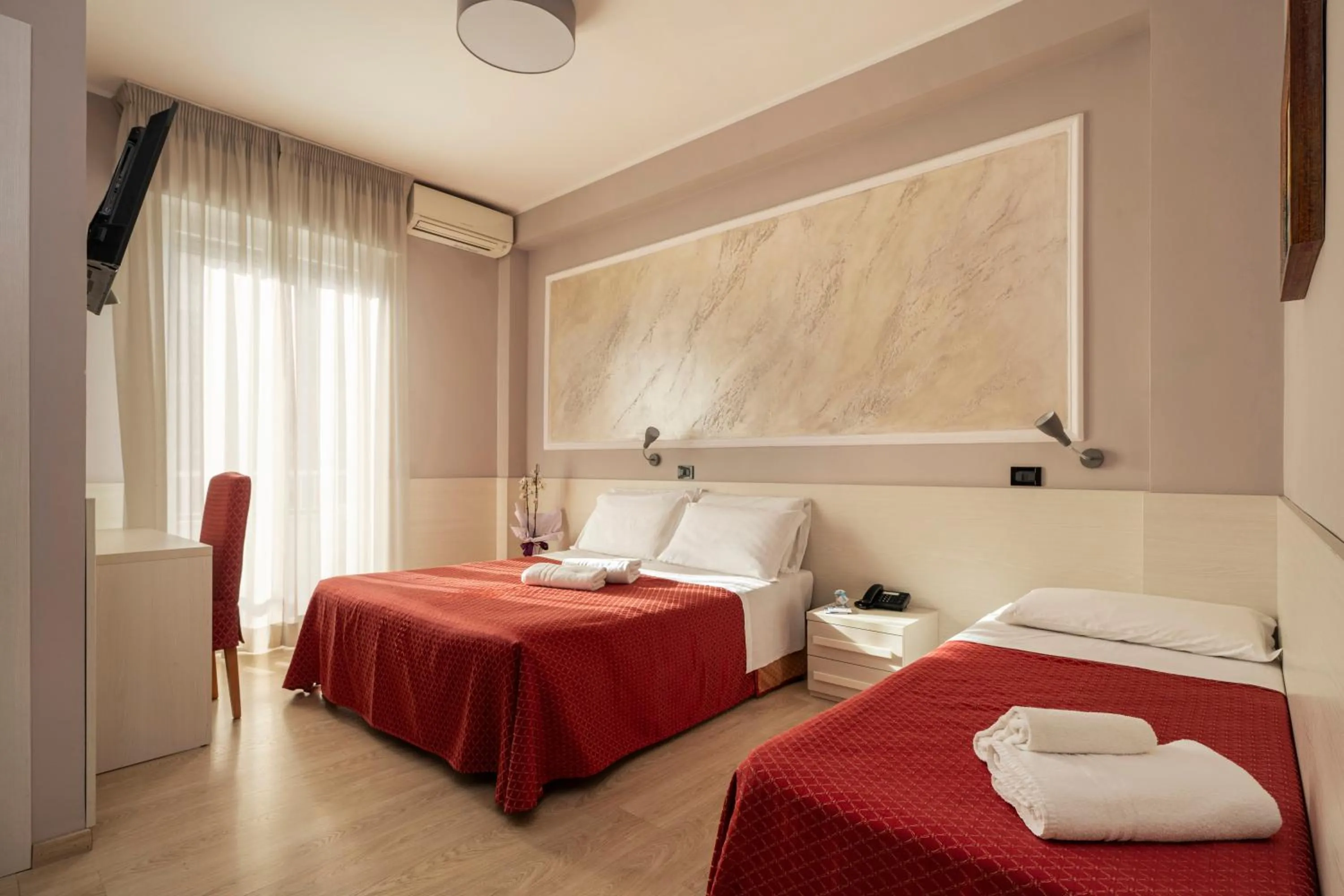 Photo of the whole room, Bed in Hotel Mondial