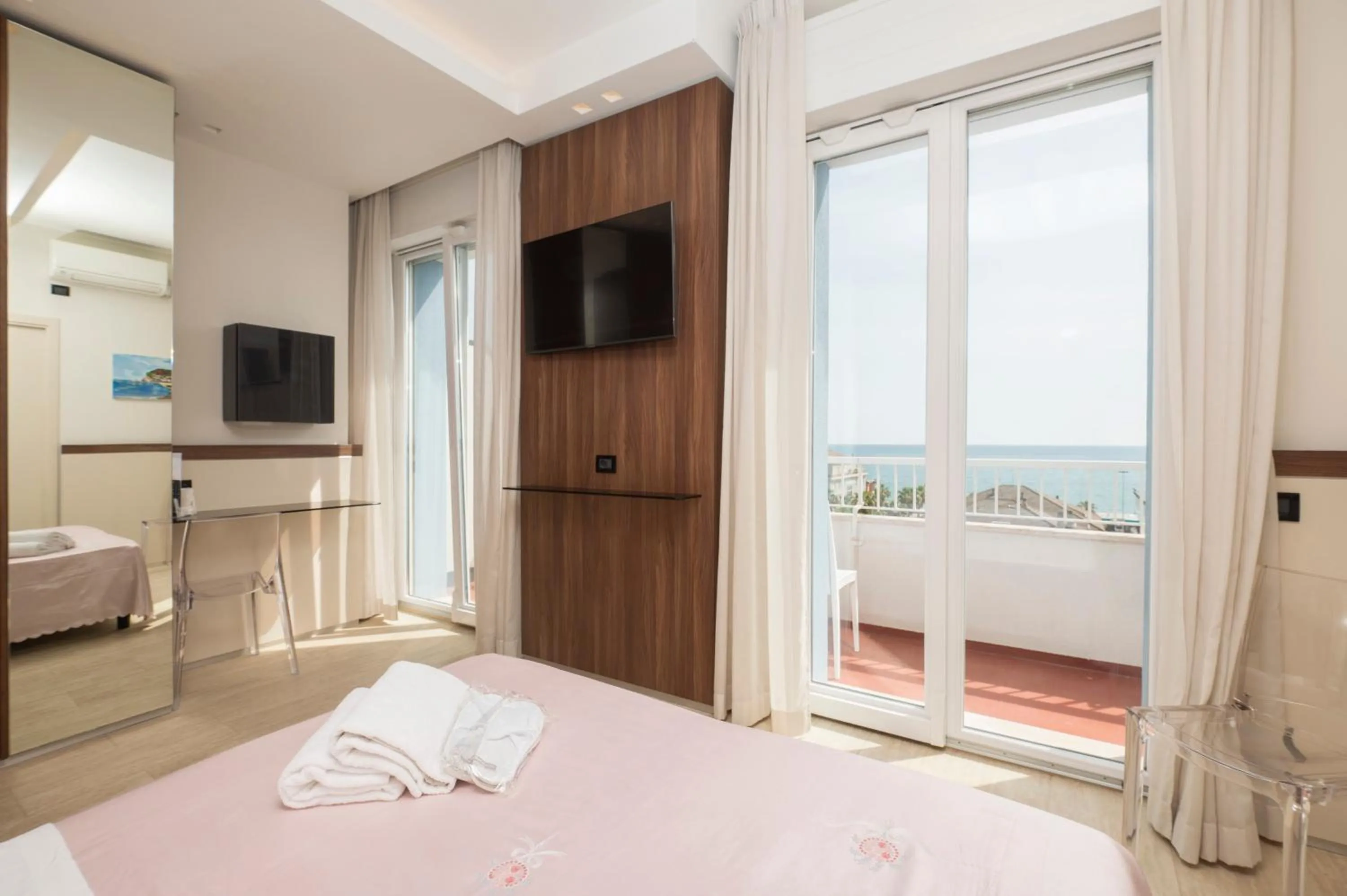 Bedroom, Bed in Hotel Mondial