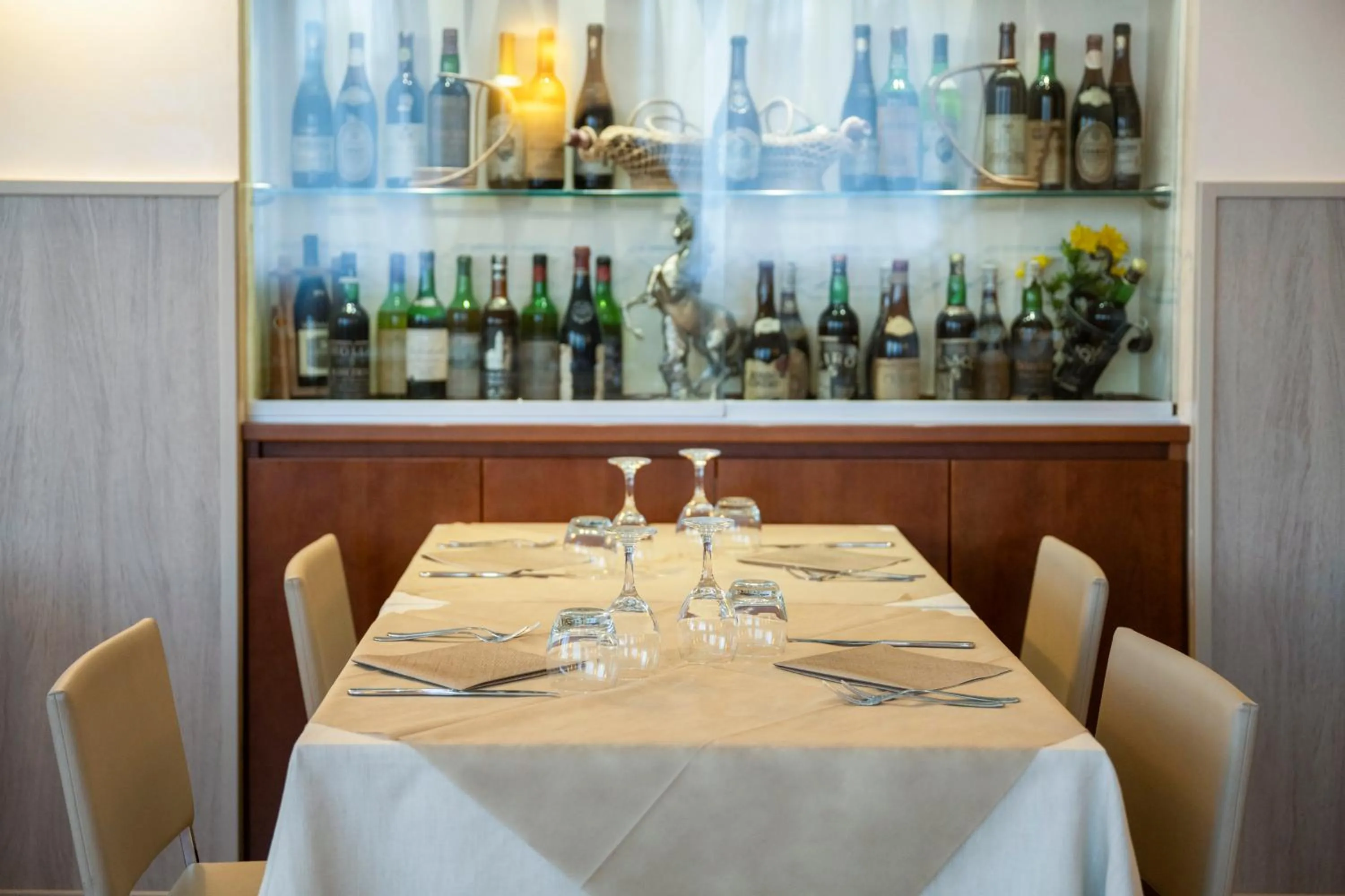 Restaurant/places to eat in Hotel Mondial