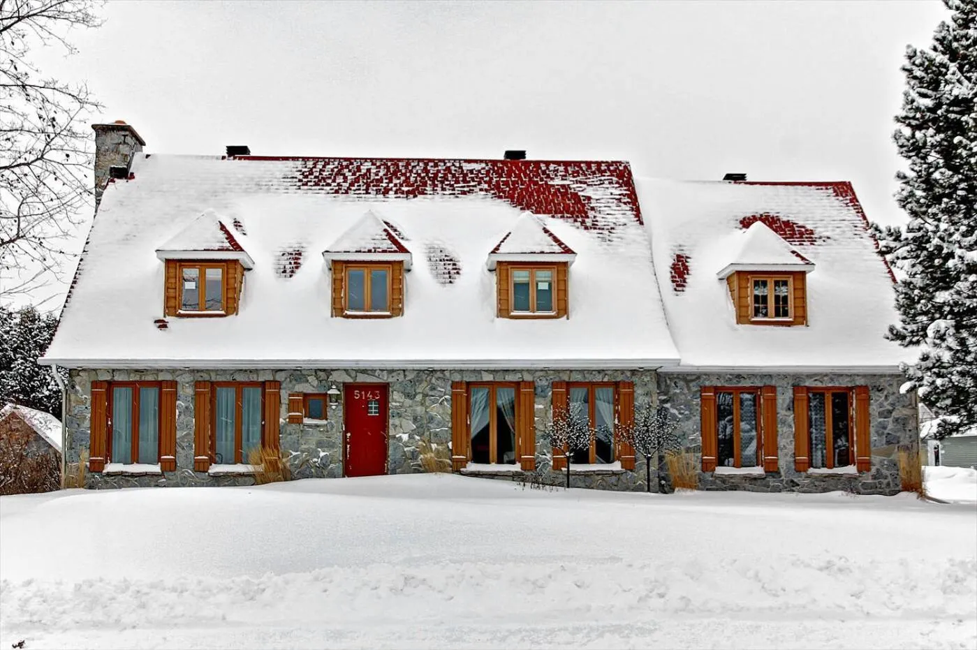 Property building in Au Gîte de la Chute