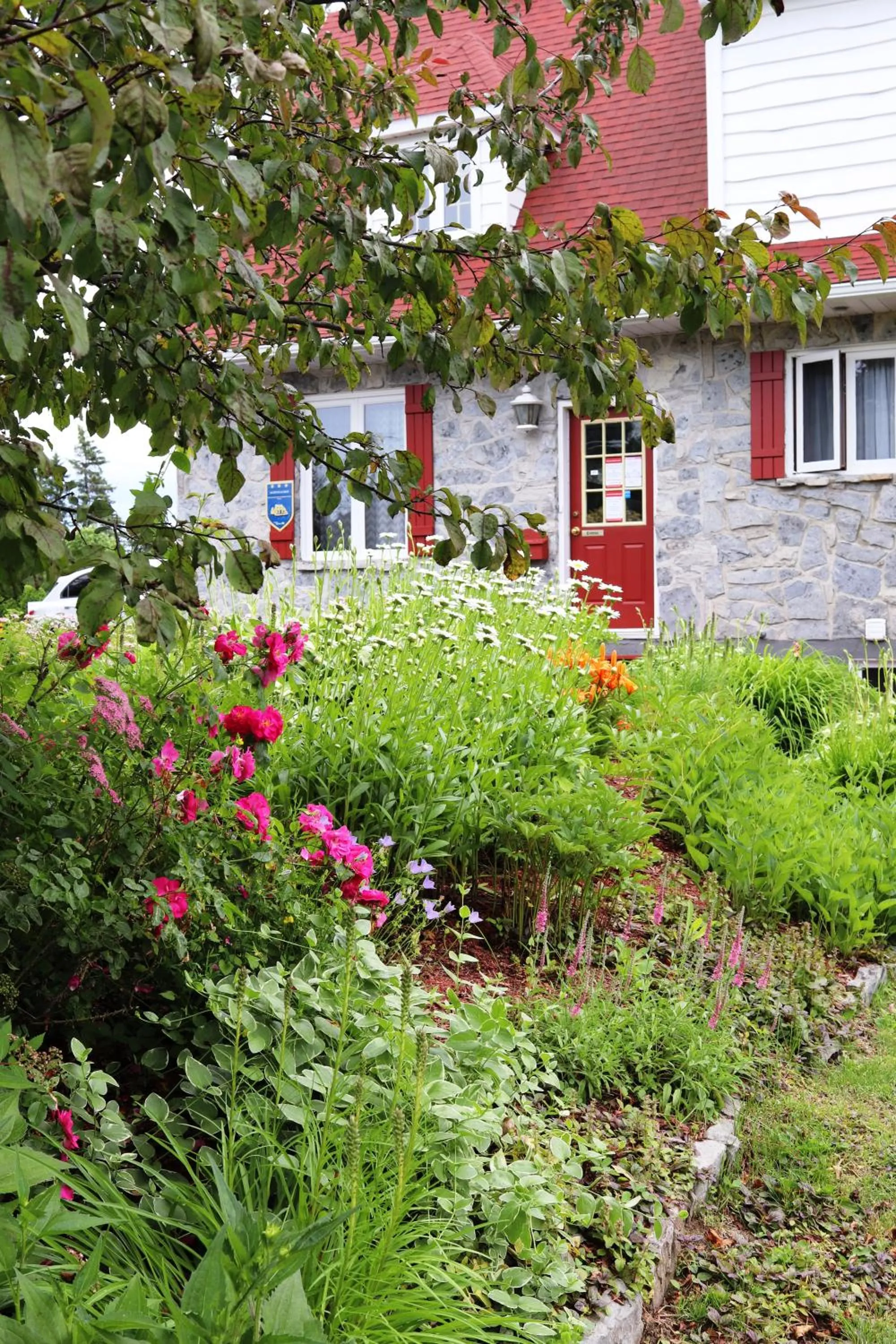 Facade/entrance in Au Gîte de la Chute
