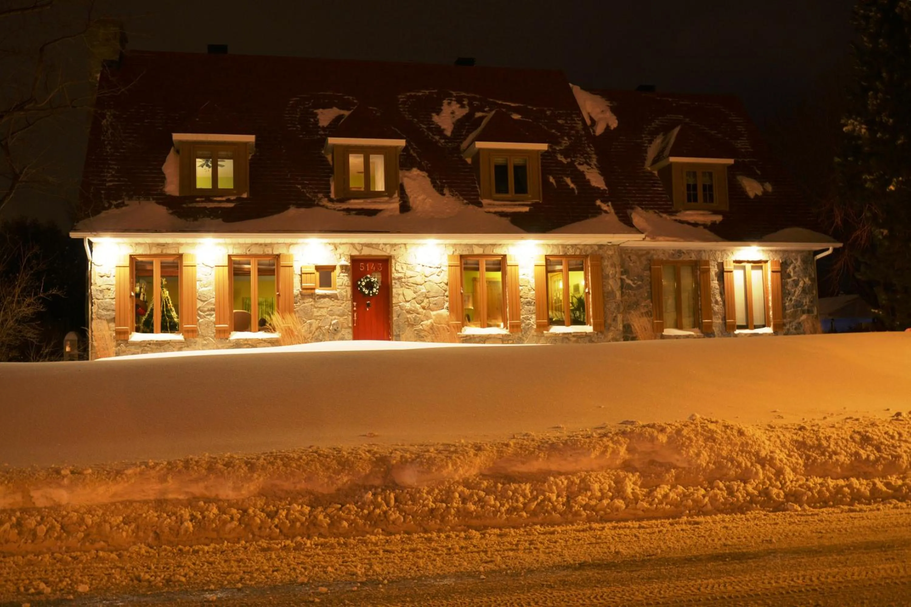 Facade/entrance in Au Gîte de la Chute