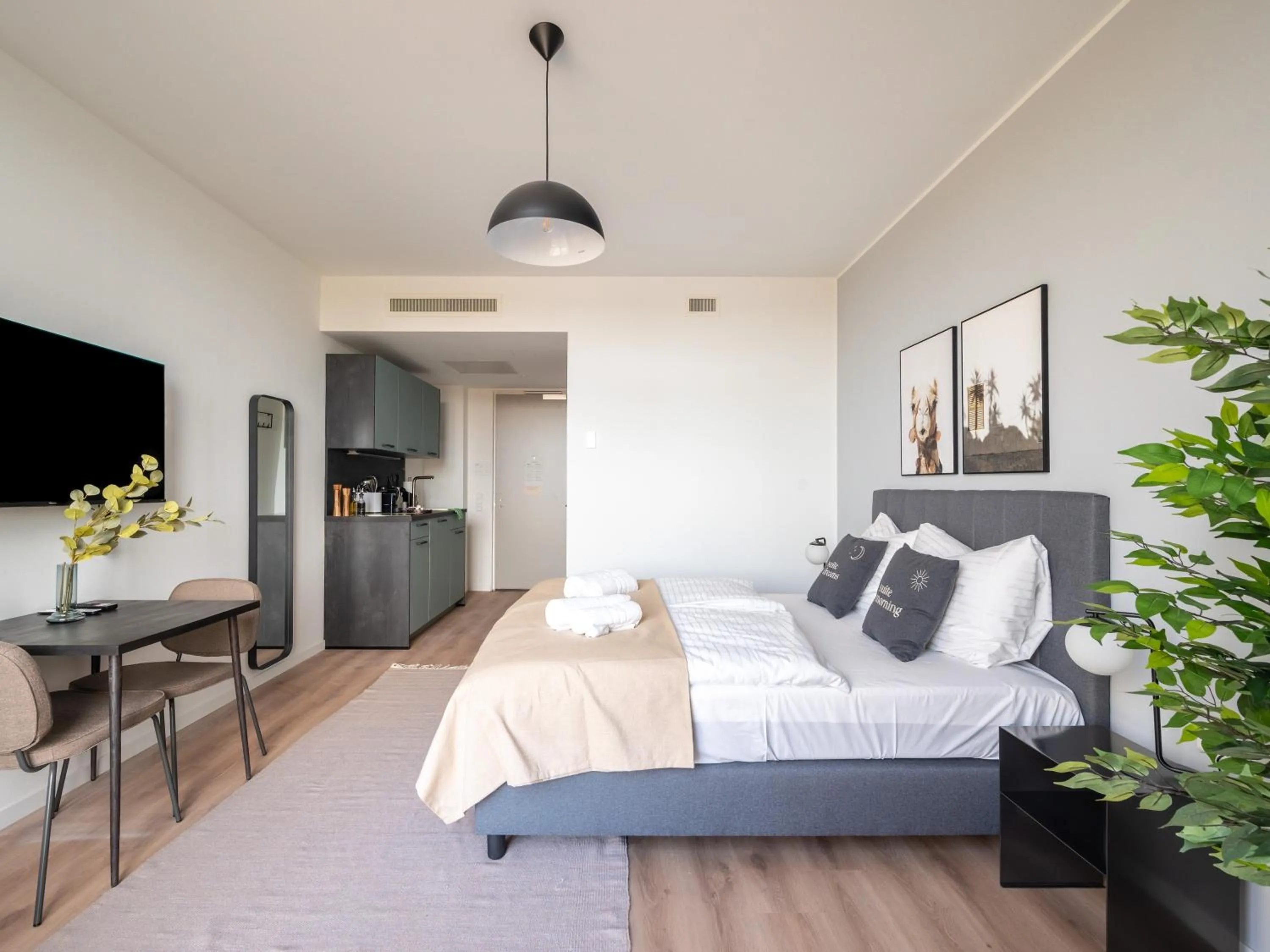 Bed in Limehome Eindhoven Gashouder