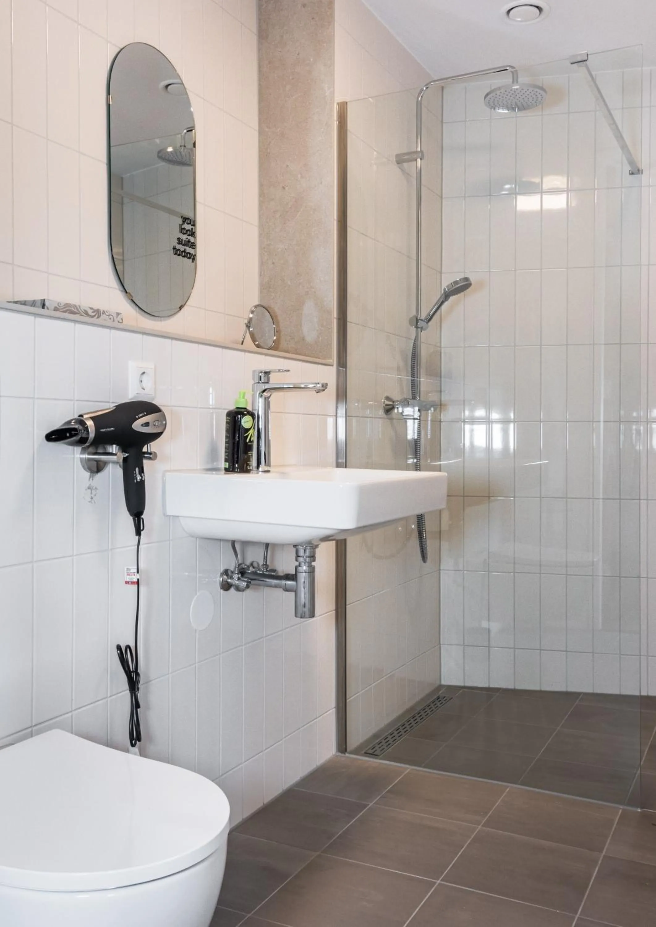 Shower in Limehome Eindhoven Gashouder