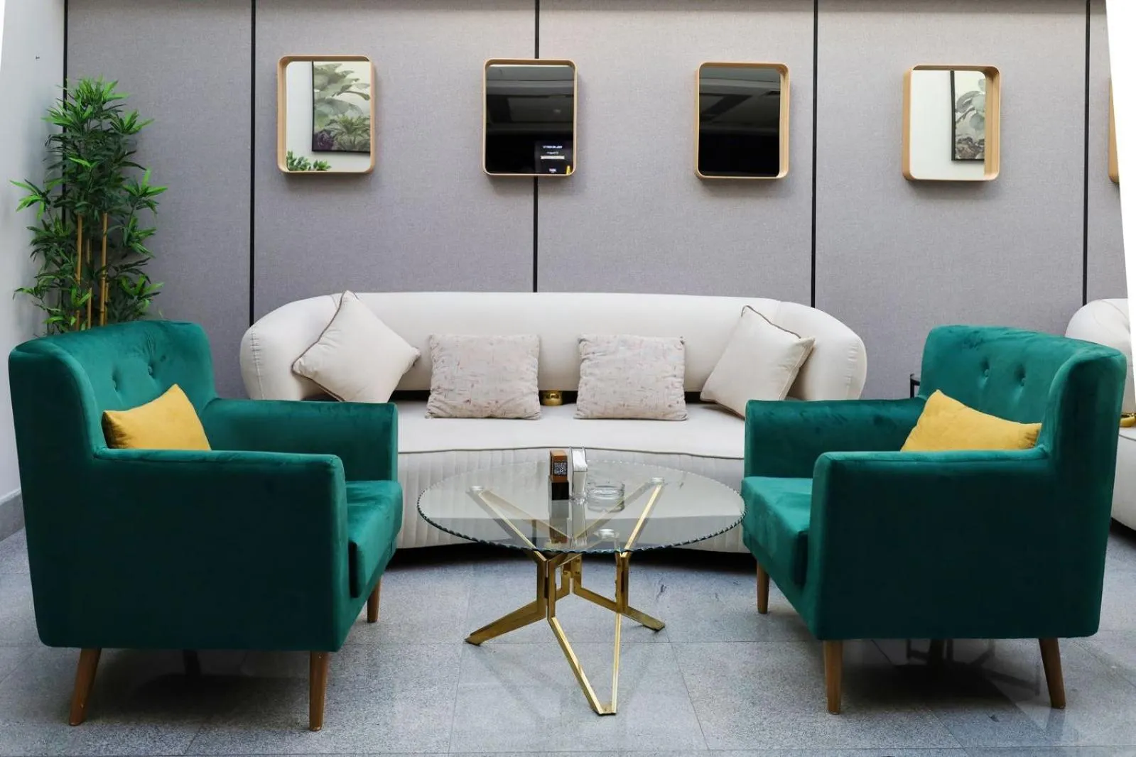 Restaurant/places to eat in Eliana Hotel