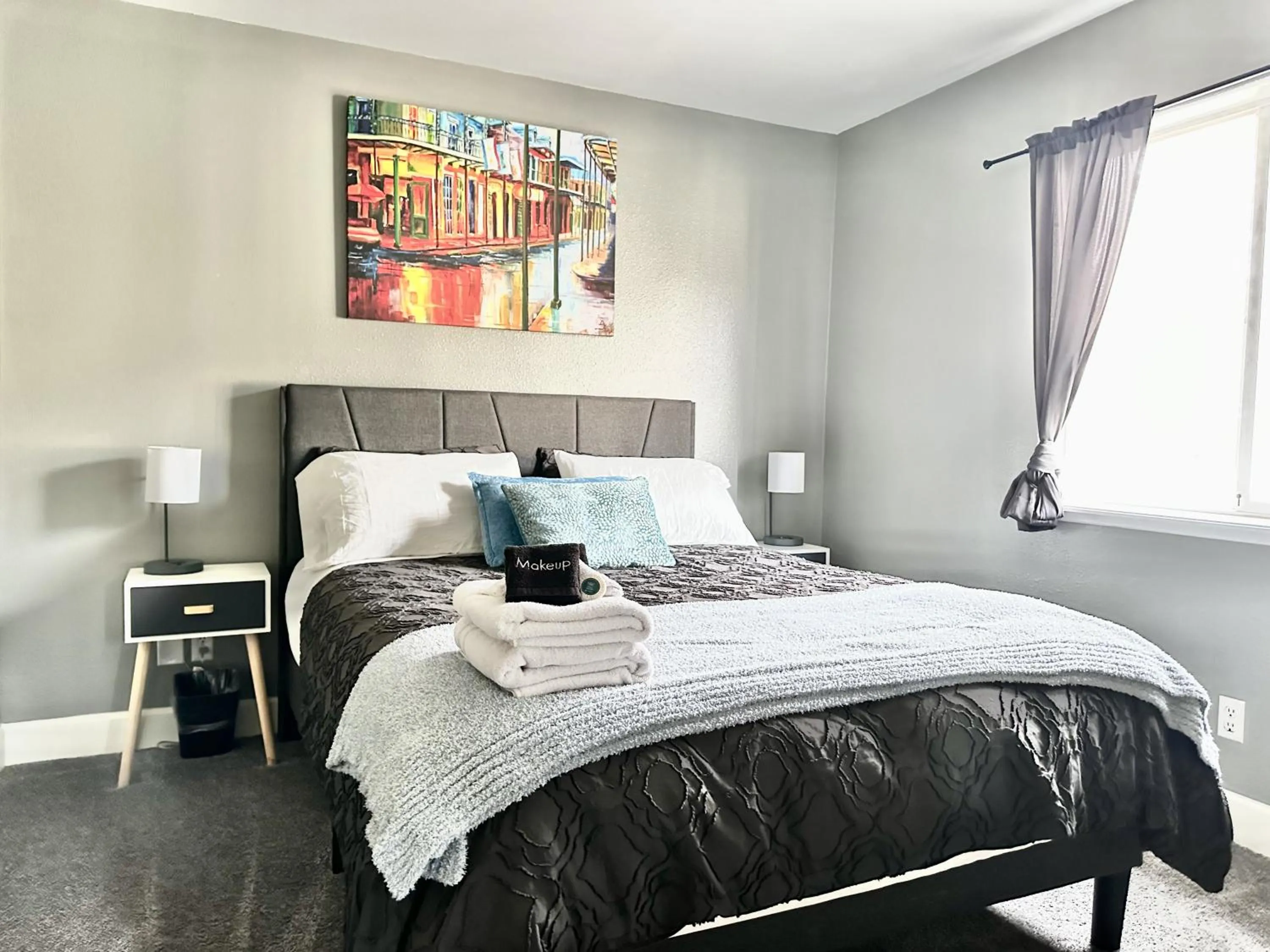 Bed in Chef's Kitchen Pool Bright, Spacious 4 Bed