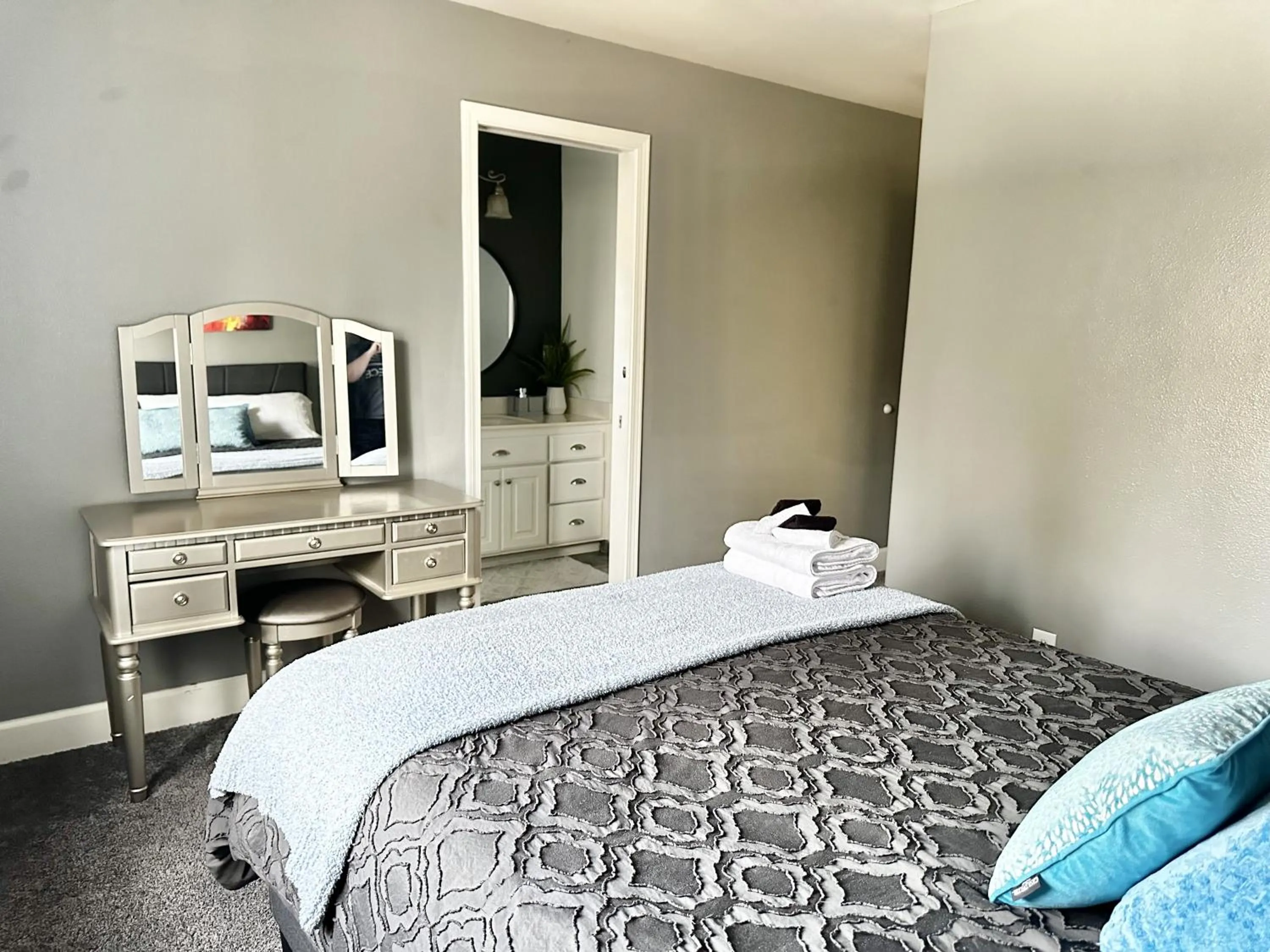 Bed in Chef's Kitchen Pool Bright, Spacious 4 Bed