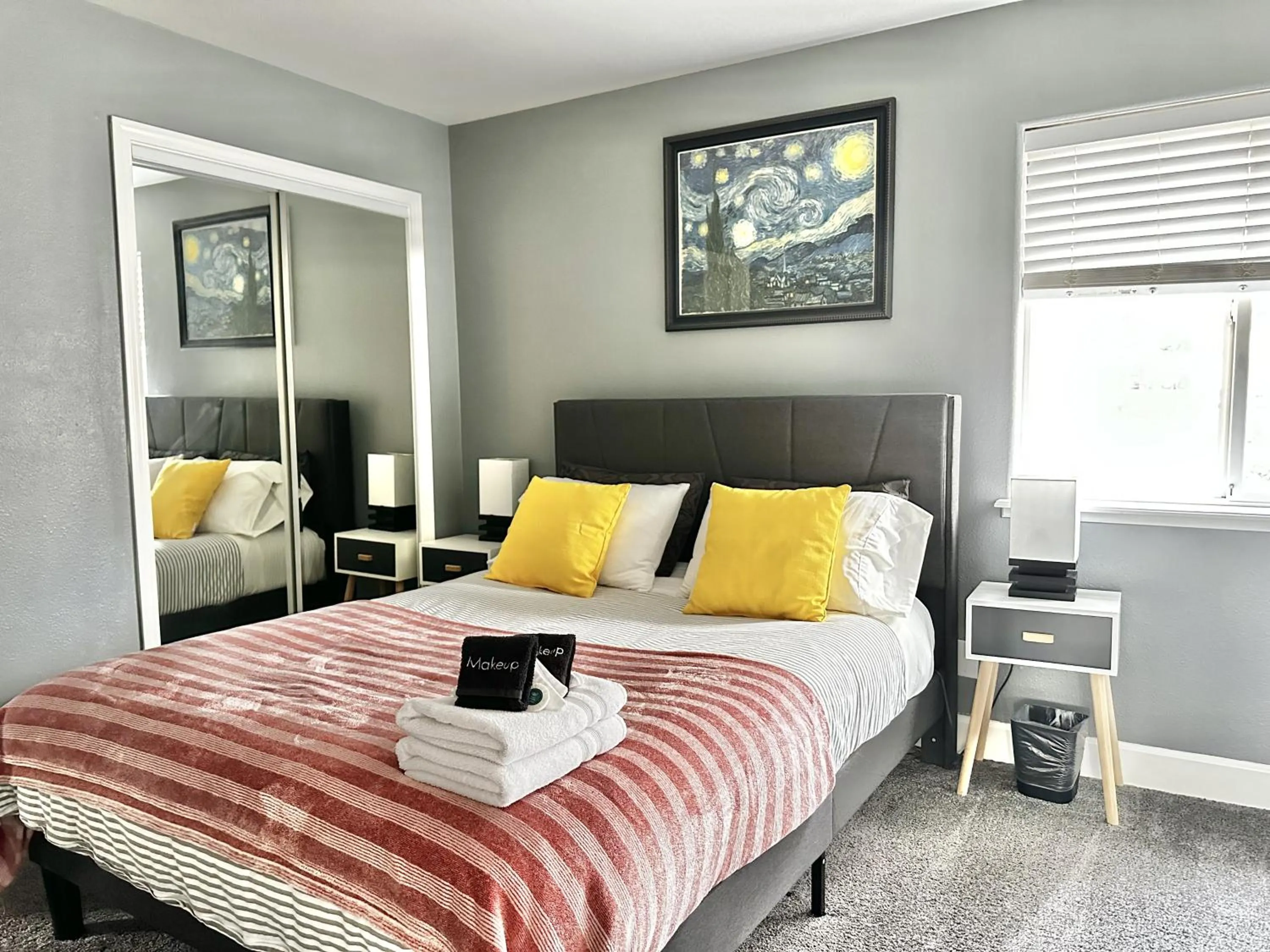 Bed in Chef's Kitchen Pool Bright, Spacious 4 Bed