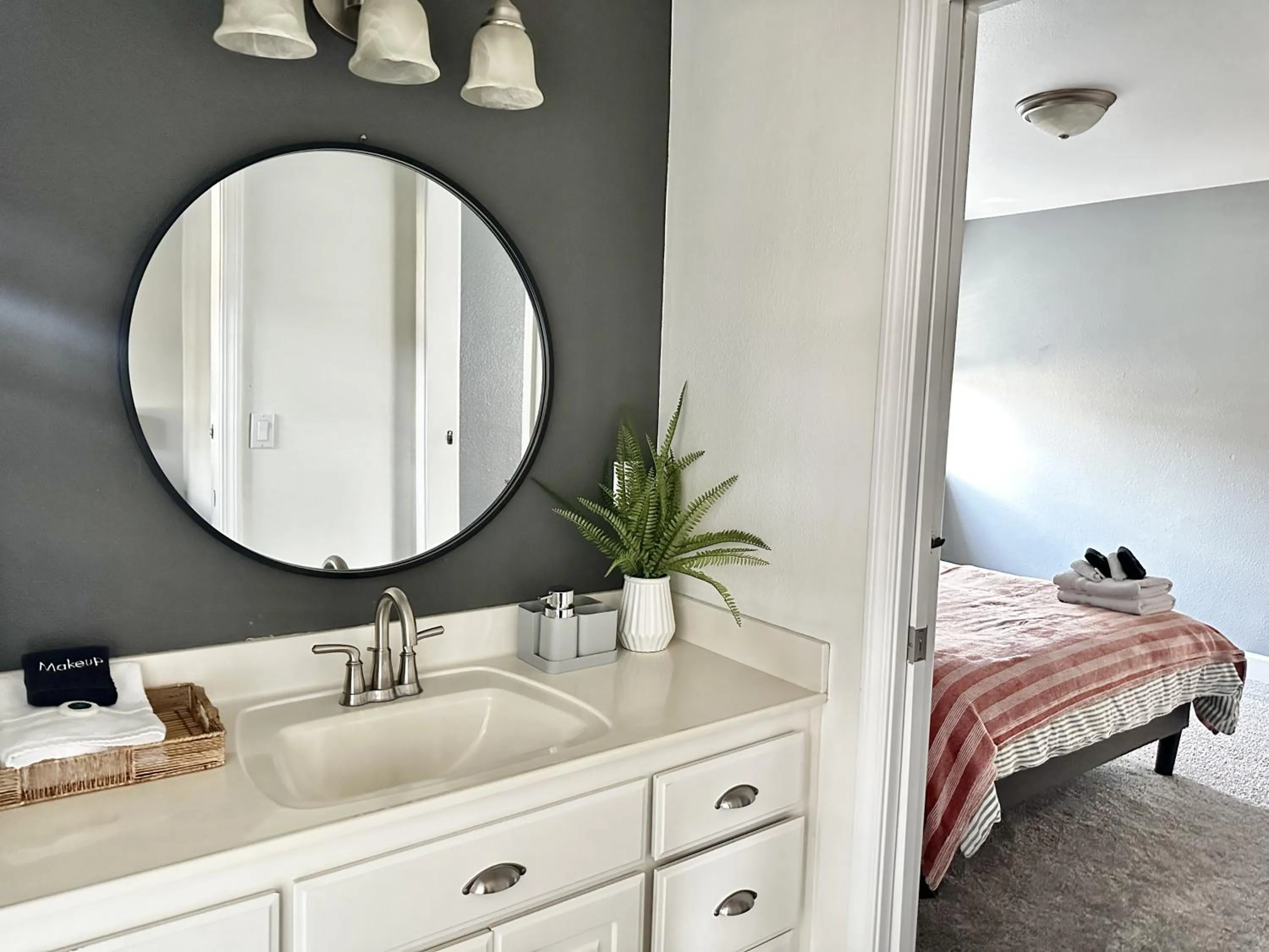 Bed in Chef's Kitchen Pool Bright, Spacious 4 Bed