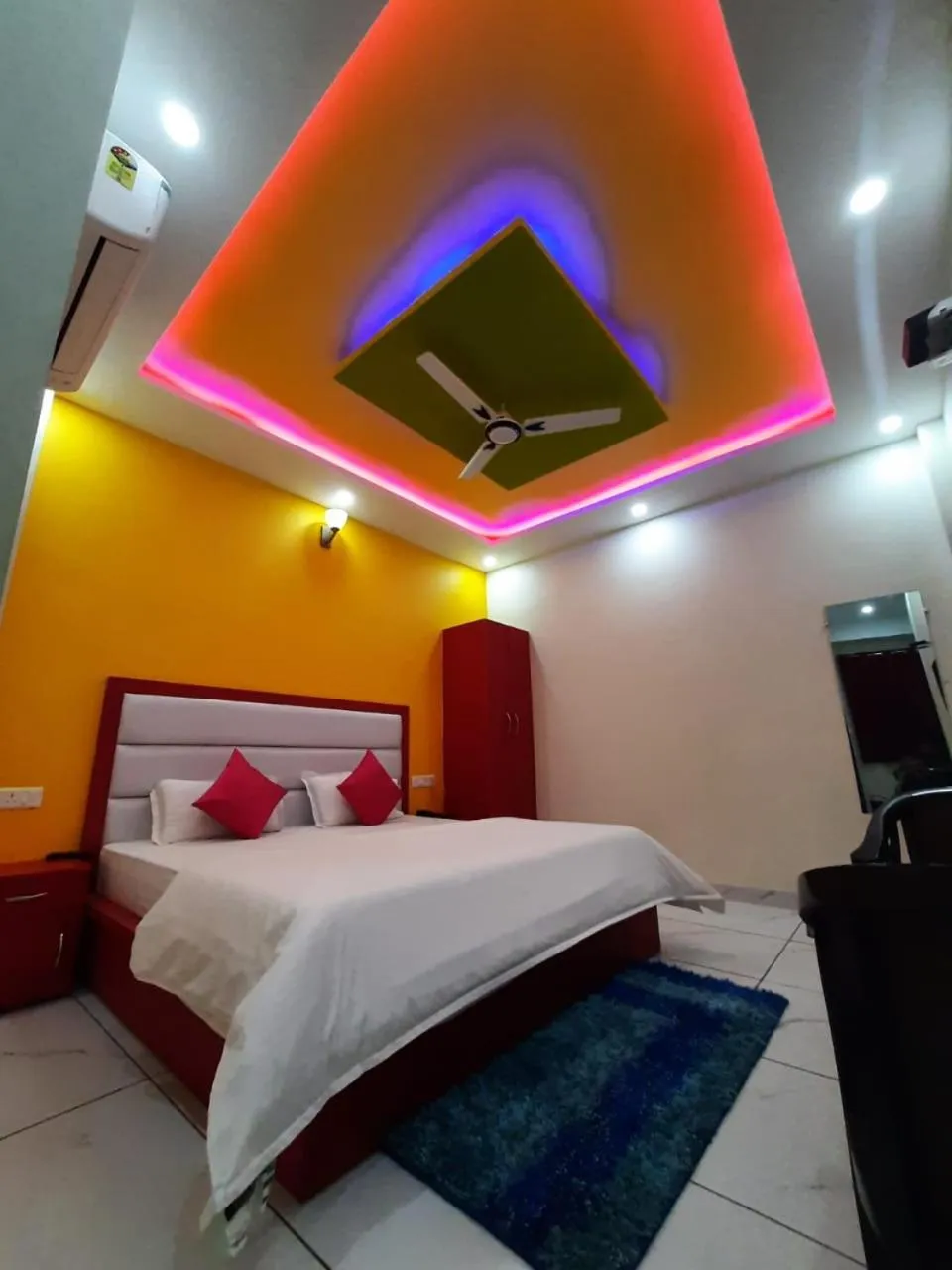 Photo of the whole room, Bed in AK Residency