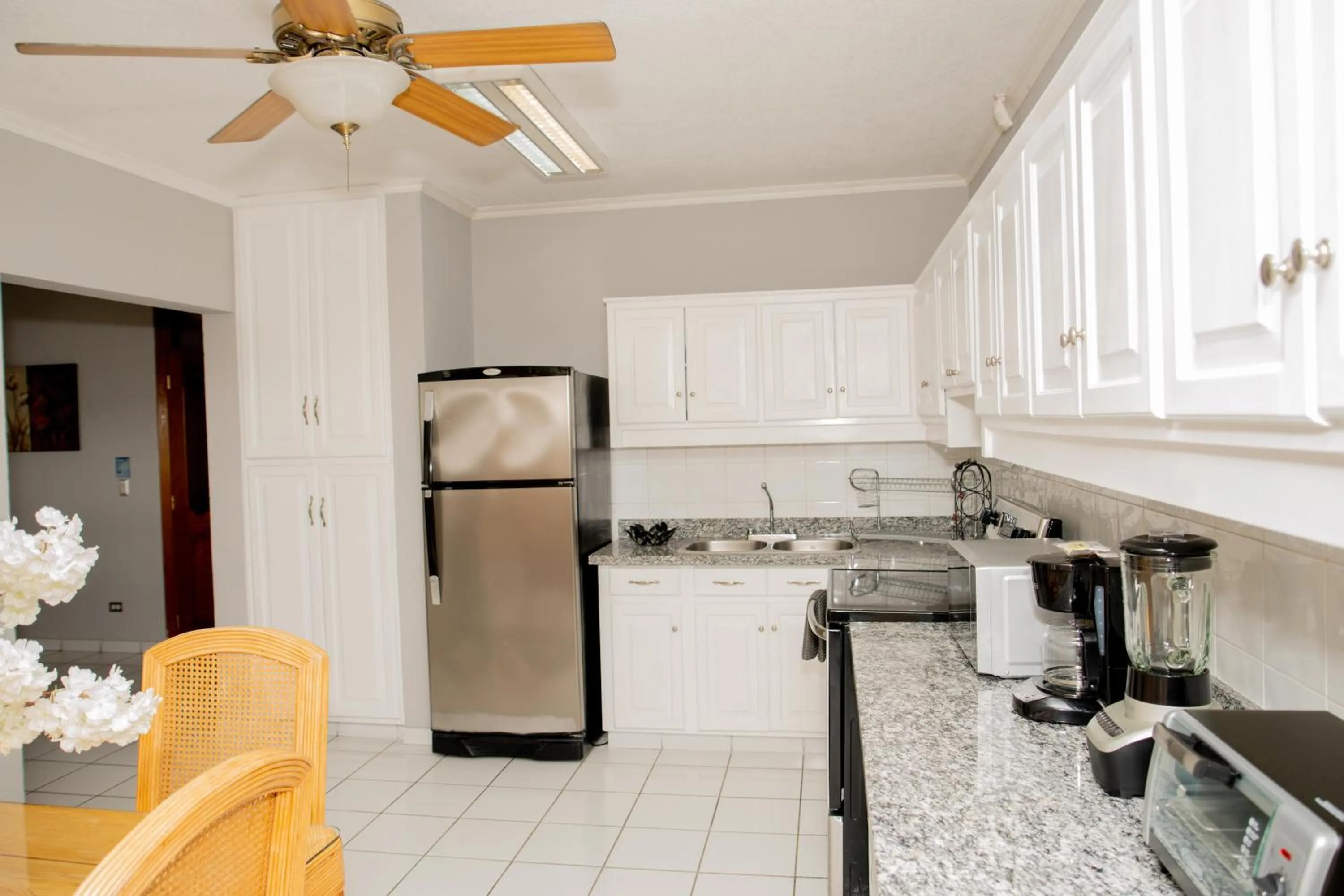 Kitchen or kitchenette in Aparthotel Guijarros