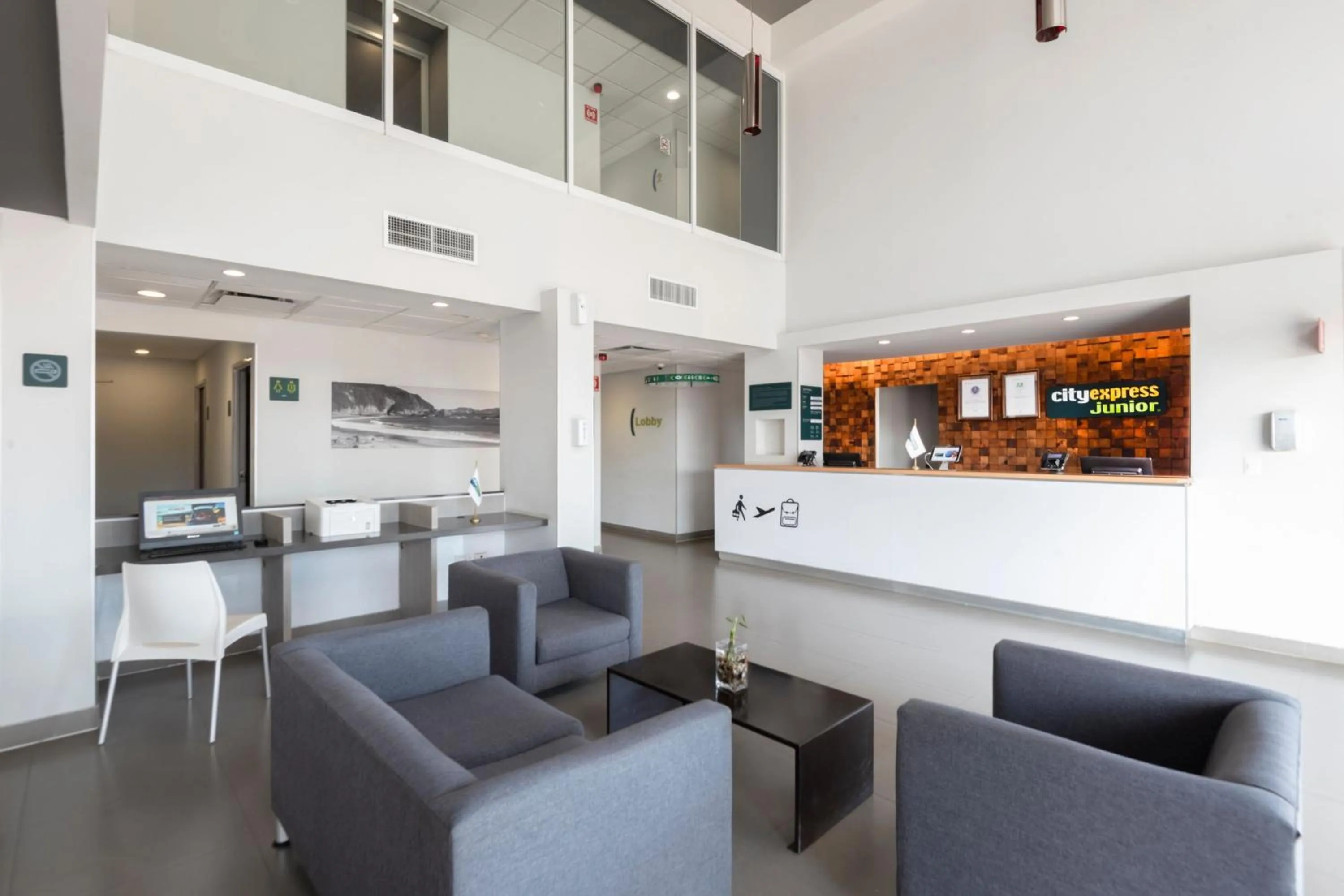 Lobby or reception in City Express Junior by Marriott Ciudad del Carmen Aeropuerto