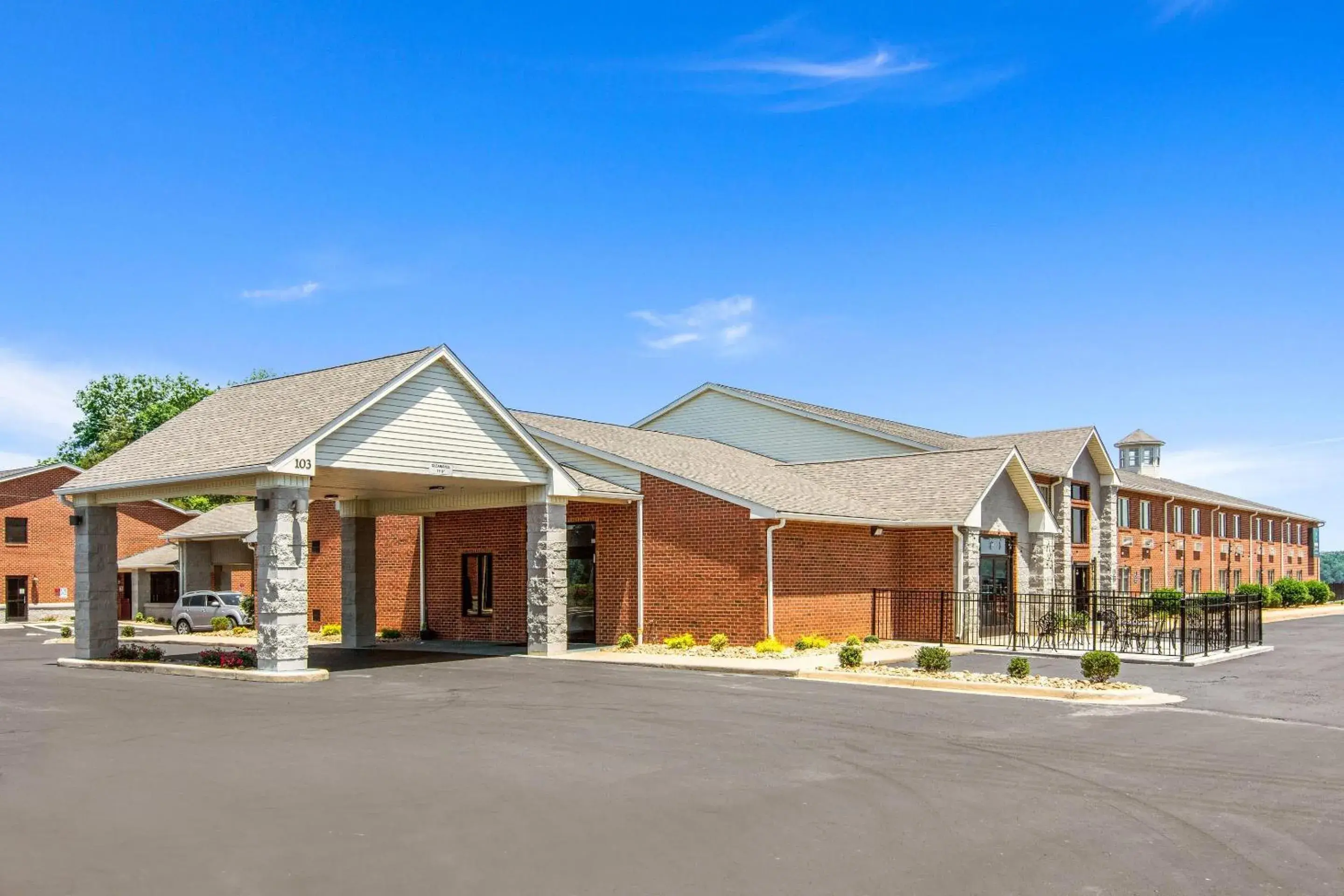 Property building in Clarion Pointe on the lake Clarksville-South Hill West Property building in Clarion Pointe on the lake Clarksville-South Hill West