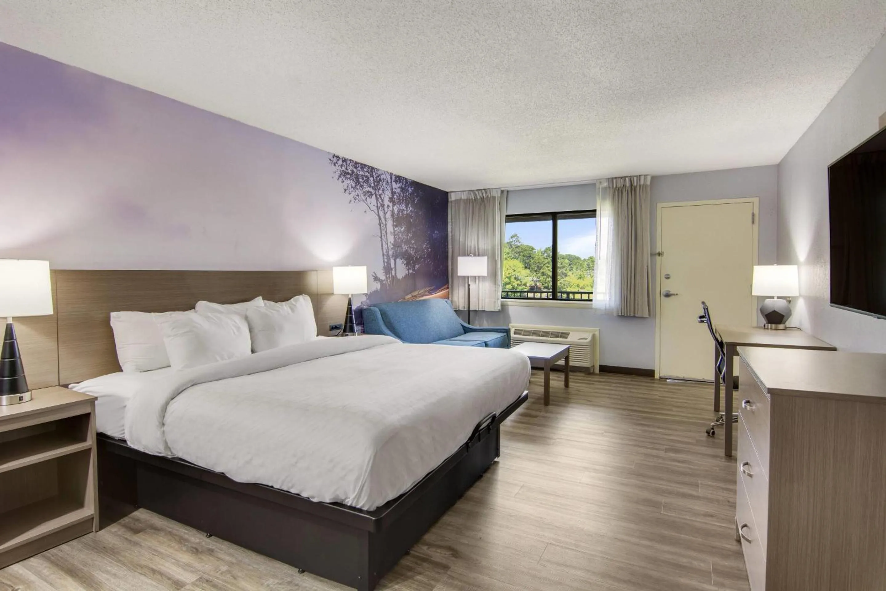 Bedroom, Bed in Clarion Pointe on the lake Clarksville-South Hill West