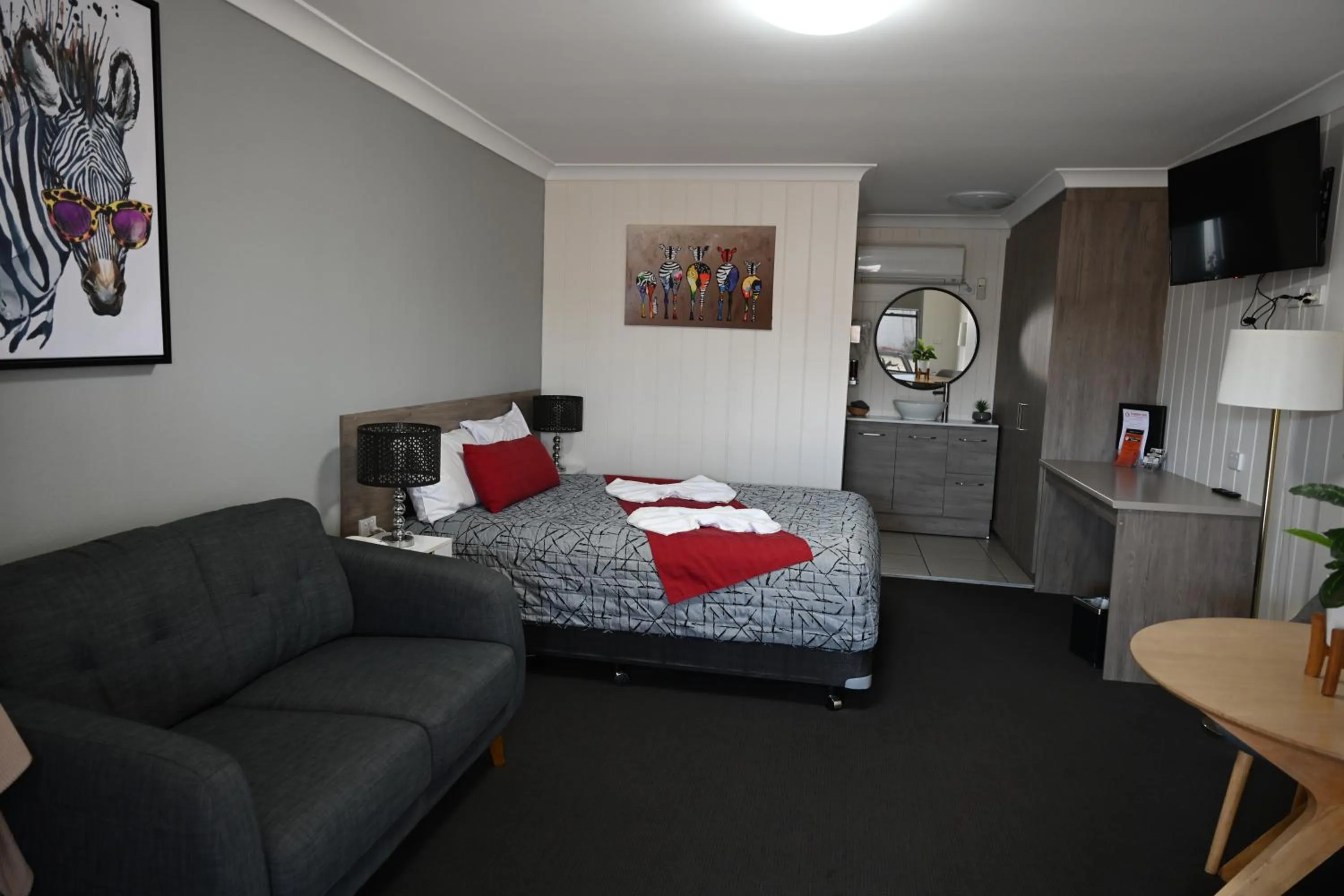 Bedroom, Bed in Cameo Inn Motel