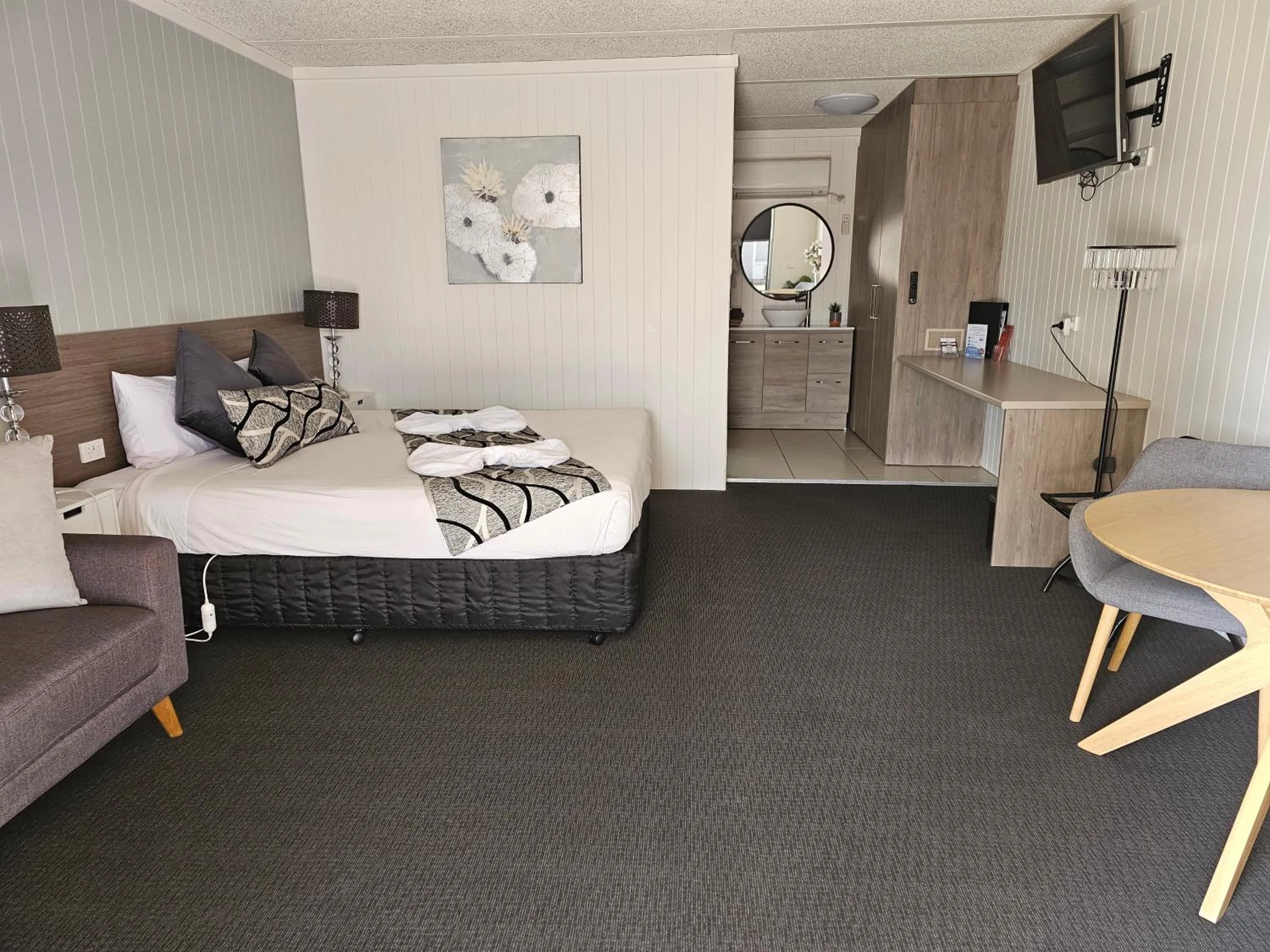 Bedroom, Bed in Cameo Inn Motel