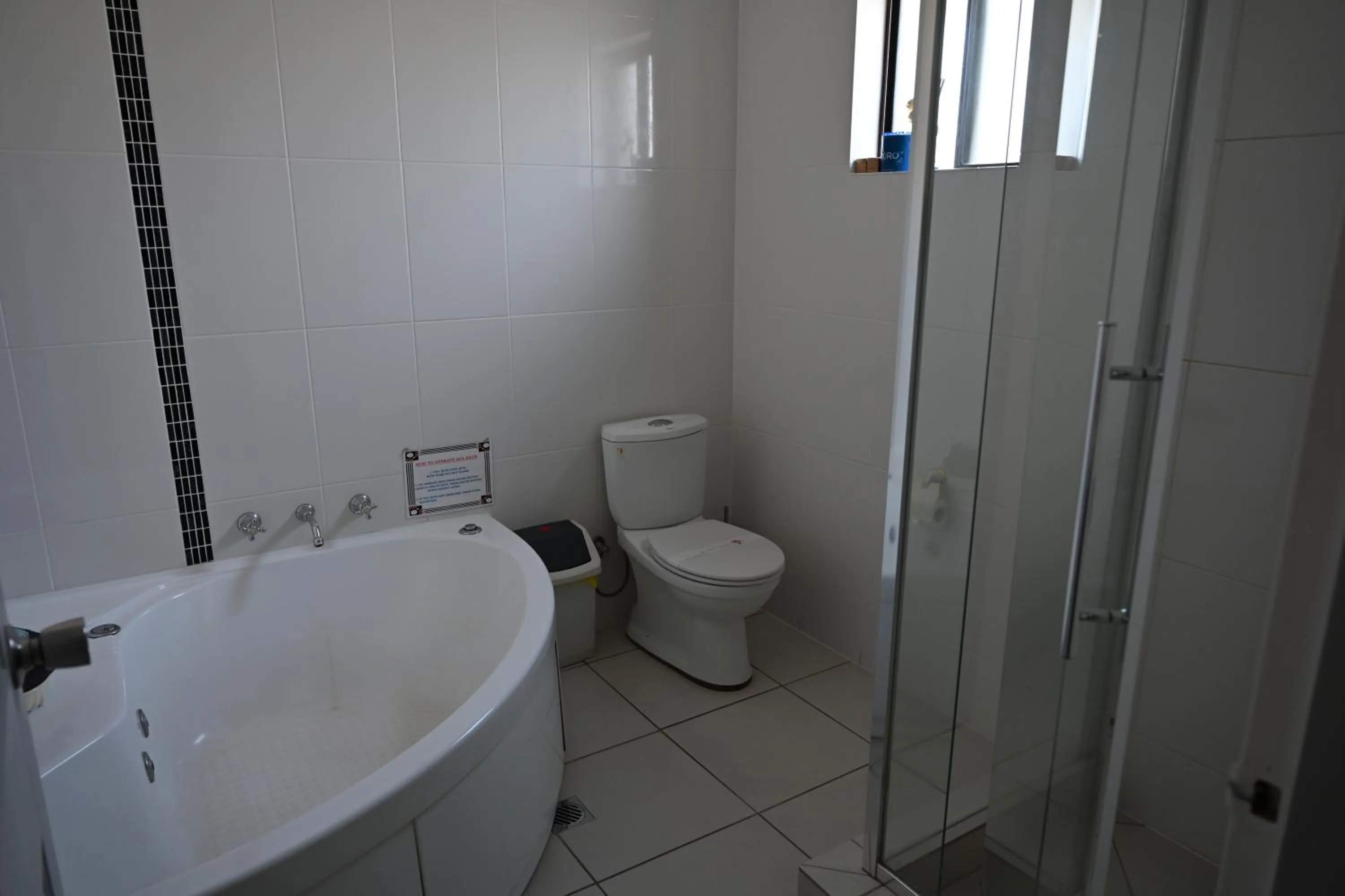 Bath in Cameo Inn Motel