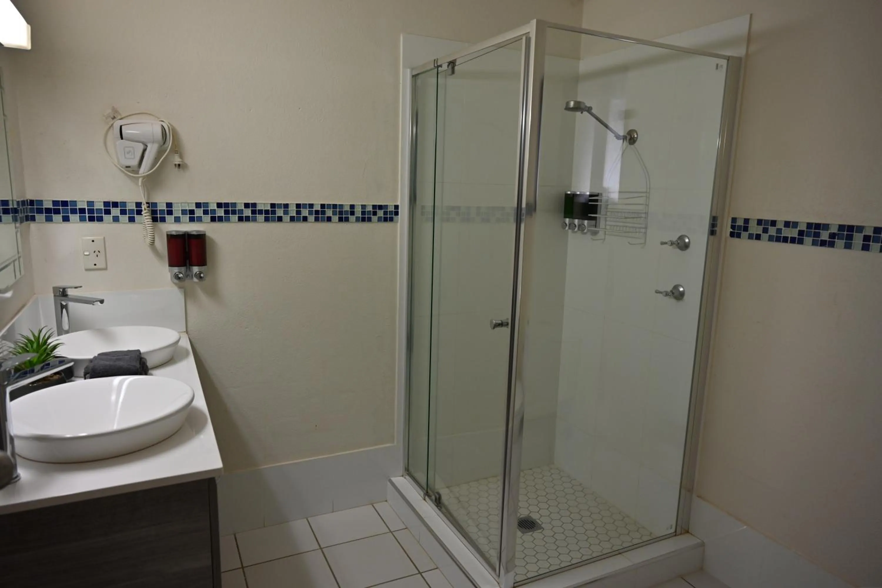 Shower in Cameo Inn Motel