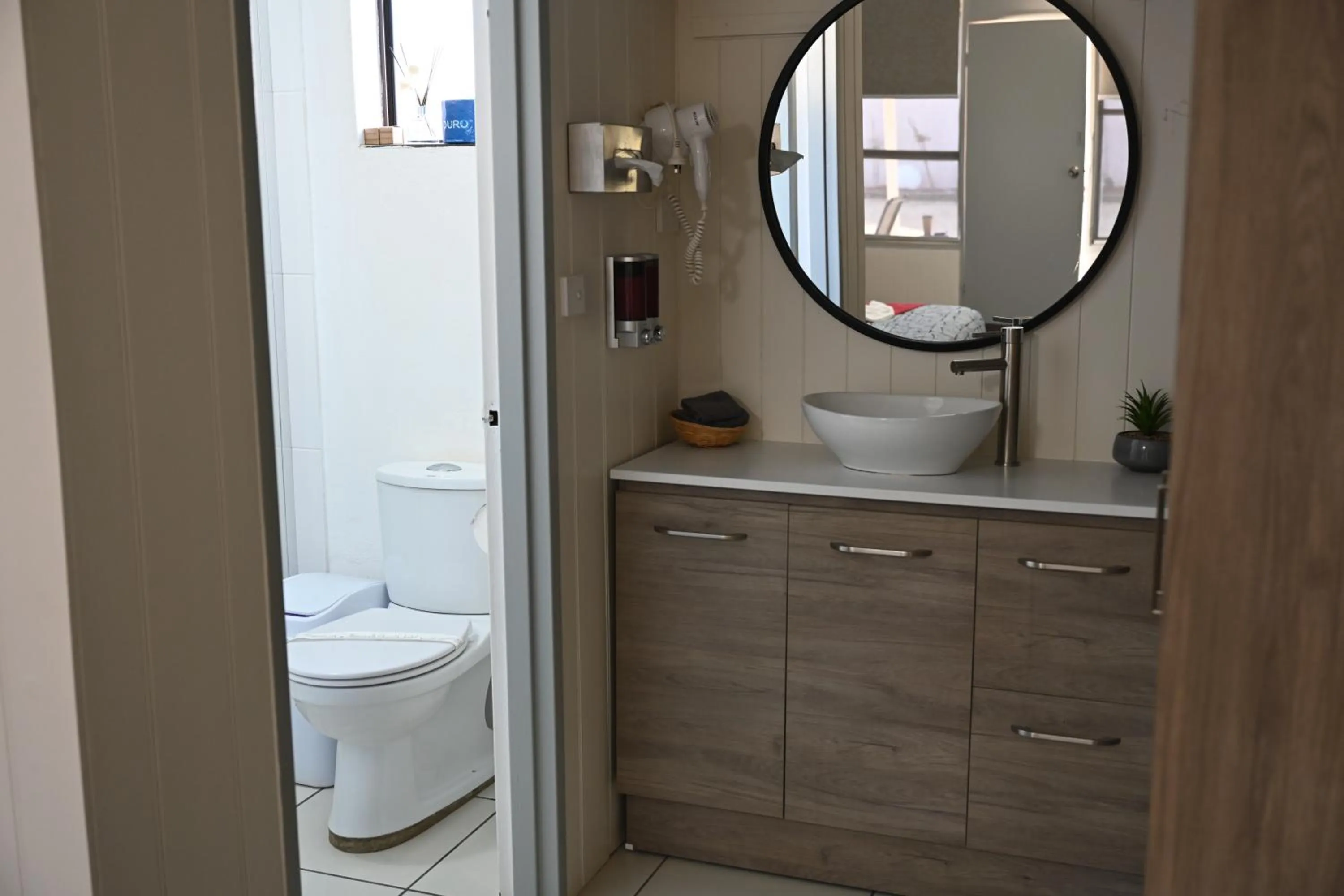 Bathroom in Cameo Inn Motel