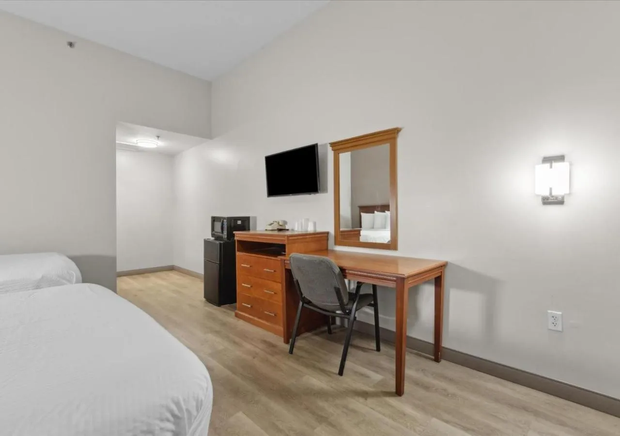 Dining area, Bed in Edison Motor Lodge