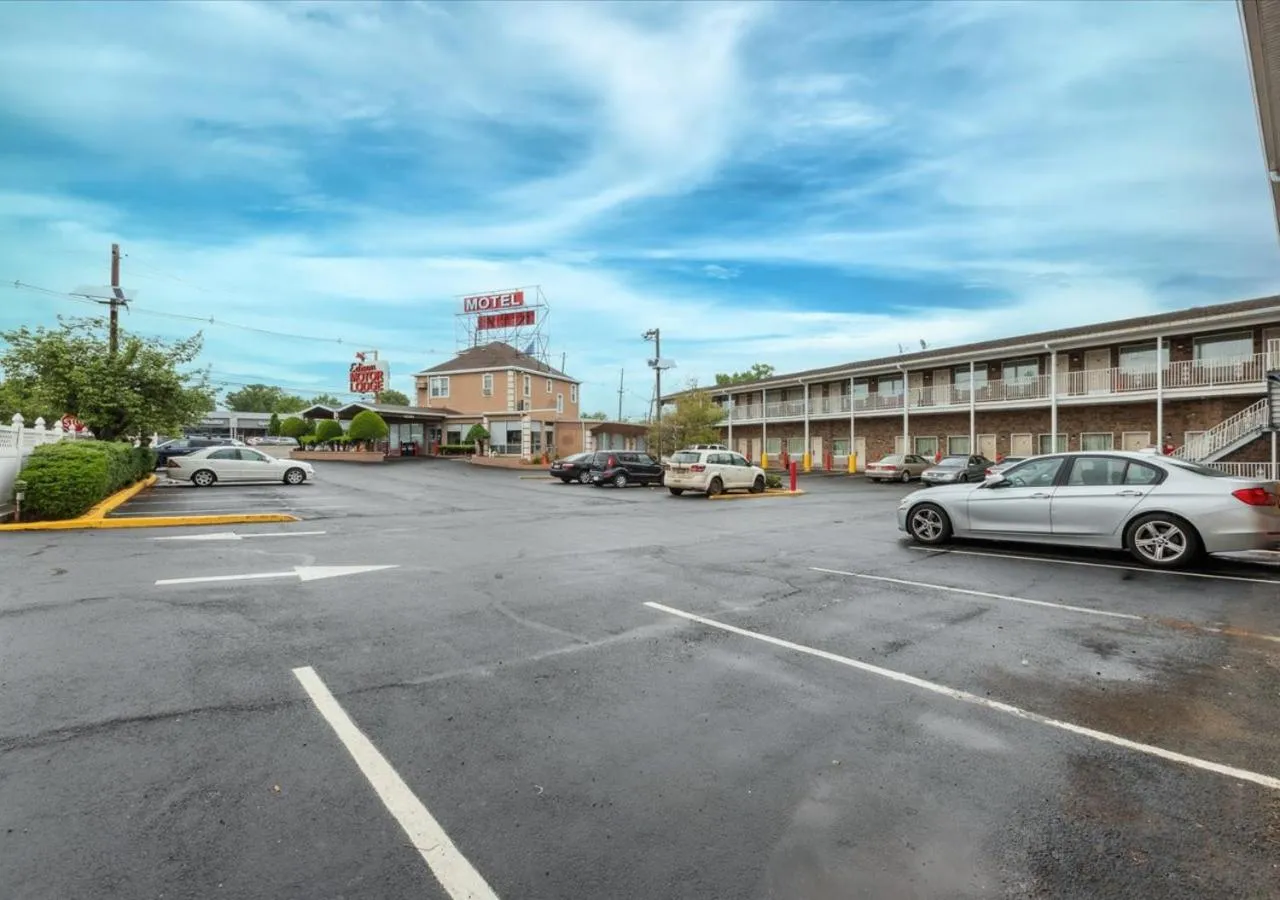 Parking in Edison Motor Lodge