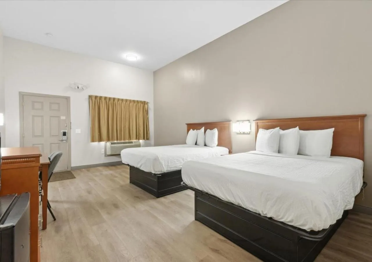 Photo of the whole room, Bed in Edison Motor Lodge