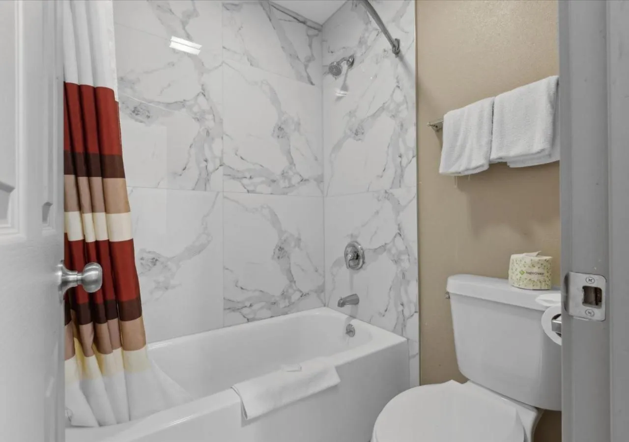 Bath in Edison Motor Lodge