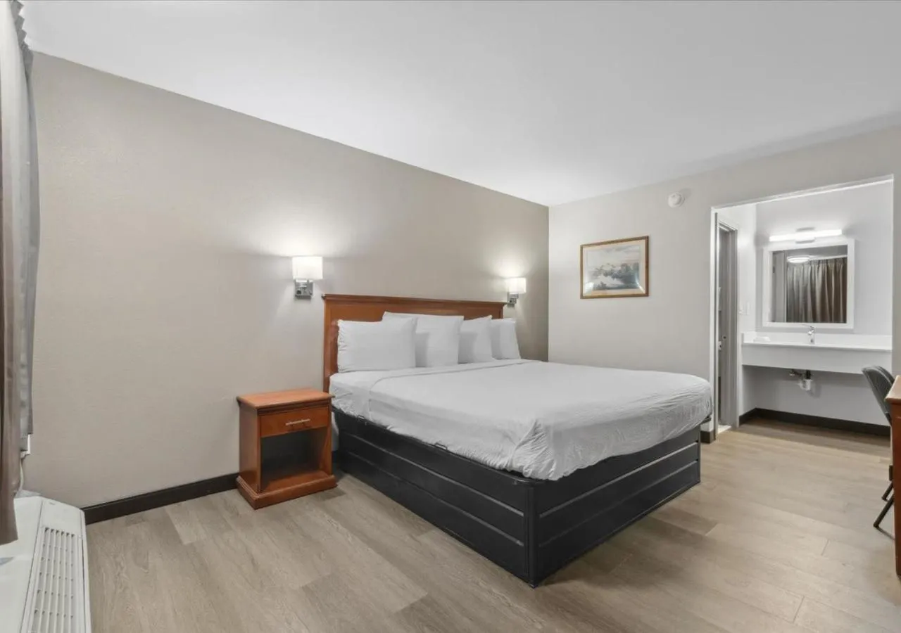 Bed in Edison Motor Lodge