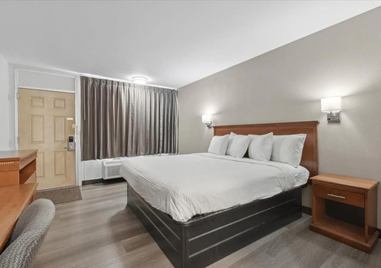 Bed in Edison Motor Lodge