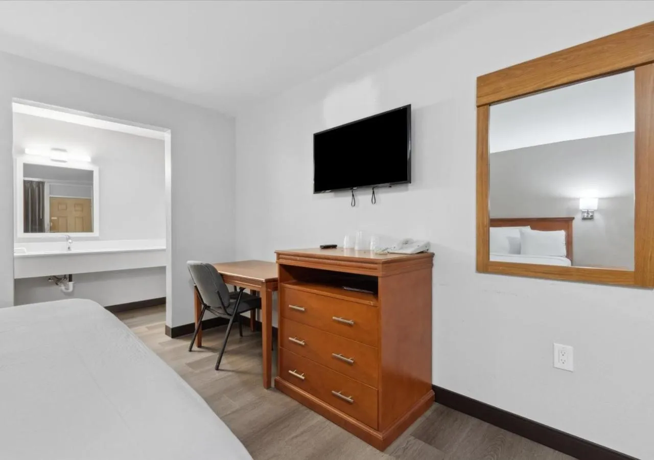 Bed in Edison Motor Lodge