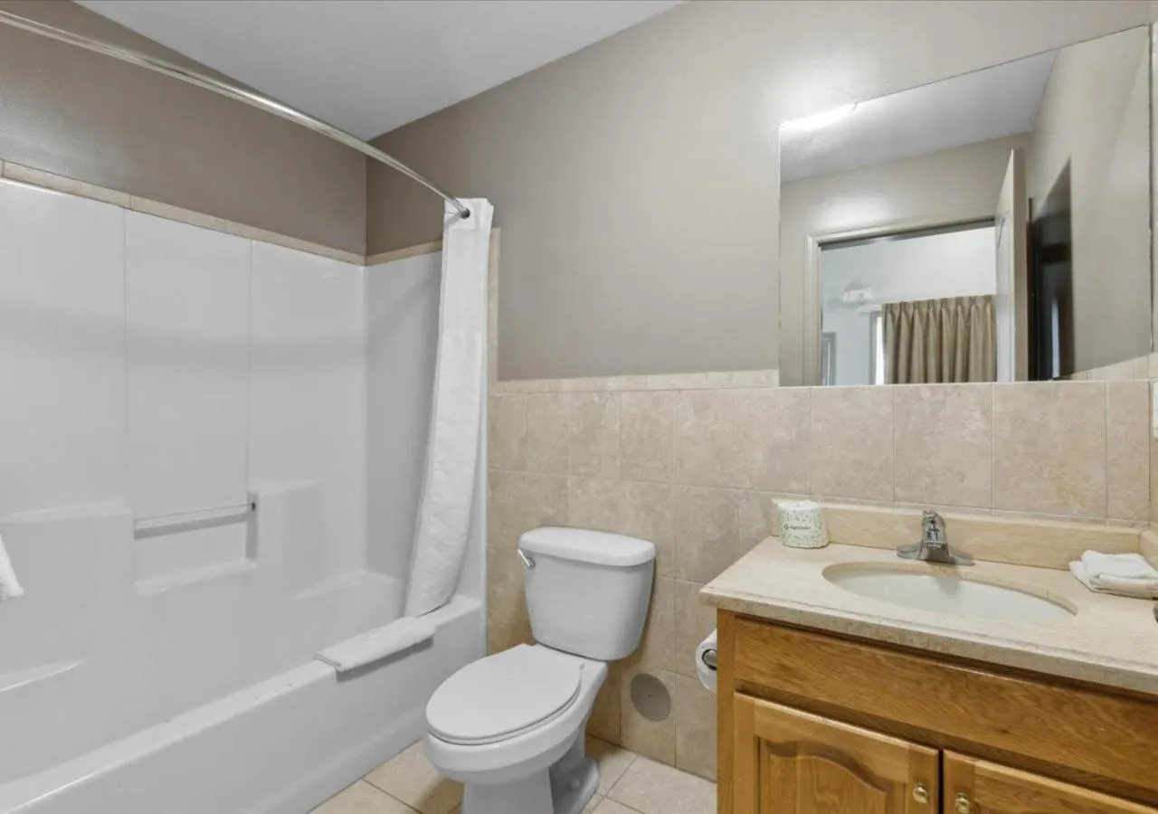 Bathroom in Edison Motor Lodge
