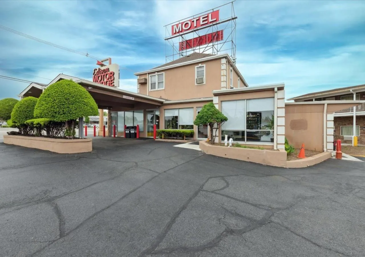 Property building in Edison Motor Lodge