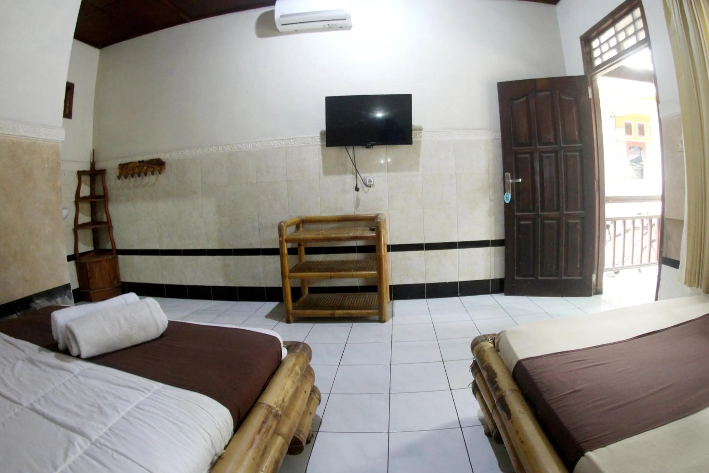 Communal lounge/ TV room, Bed in Gili Beach Wind