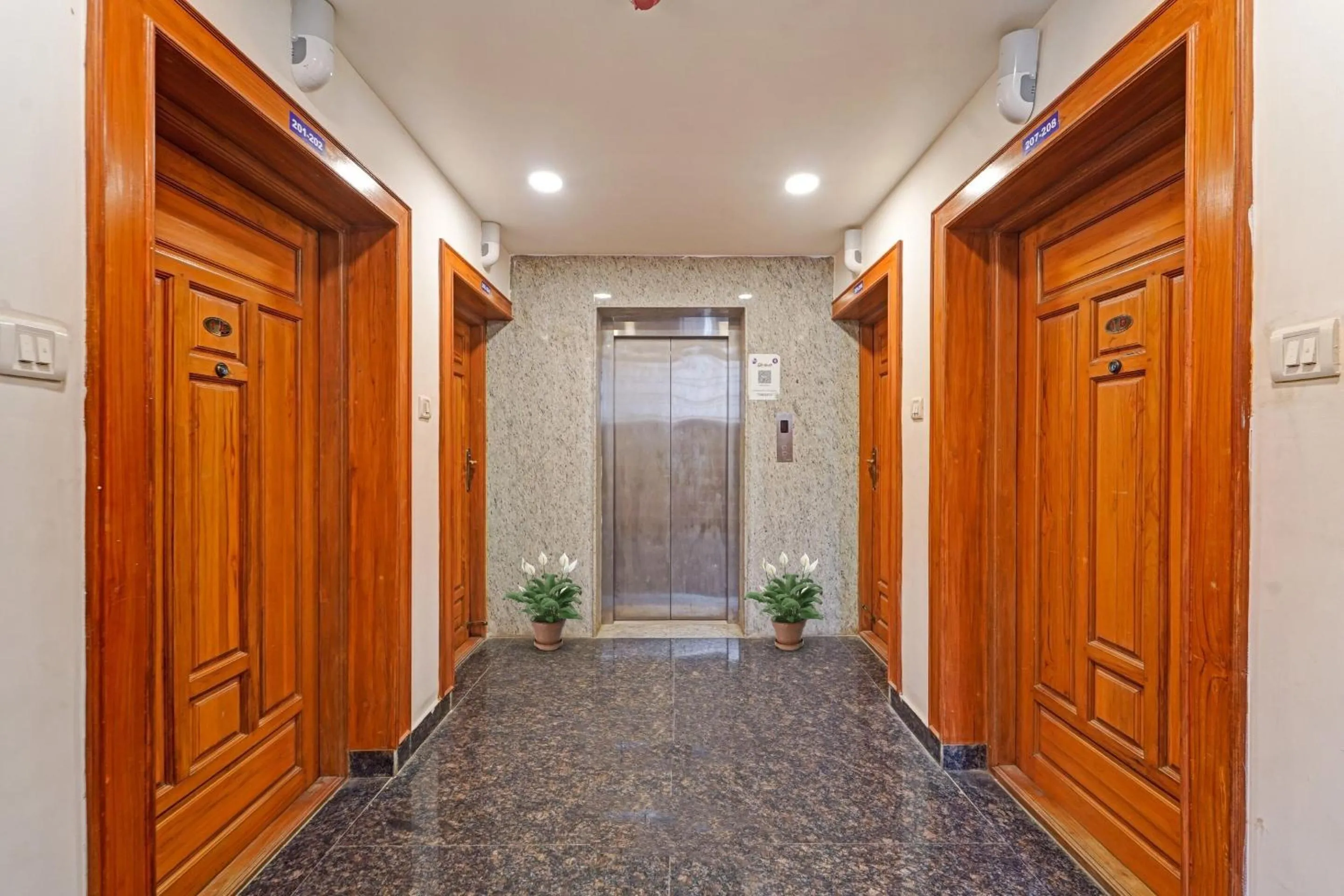 Hotel O J2 Service Apartment
