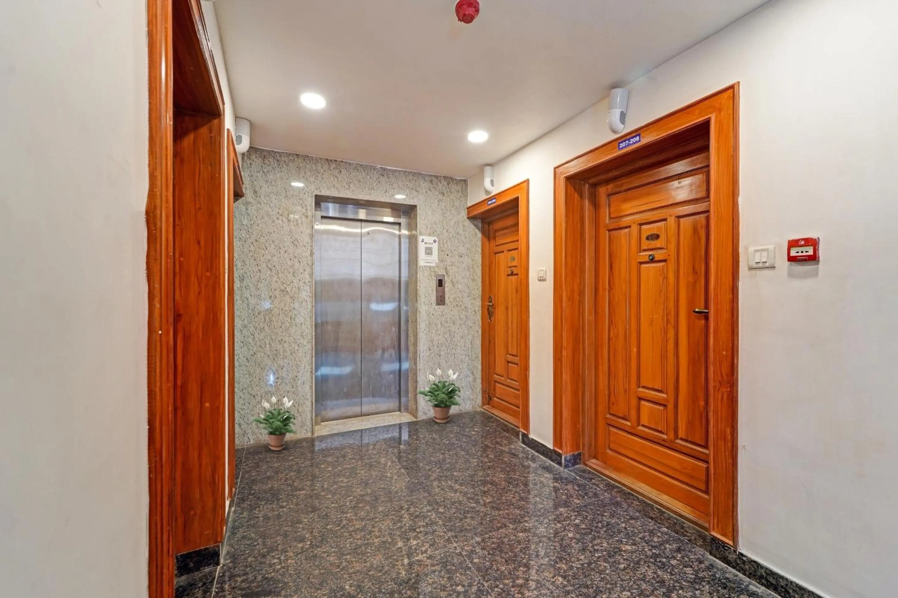 Hotel O J2 Service Apartment