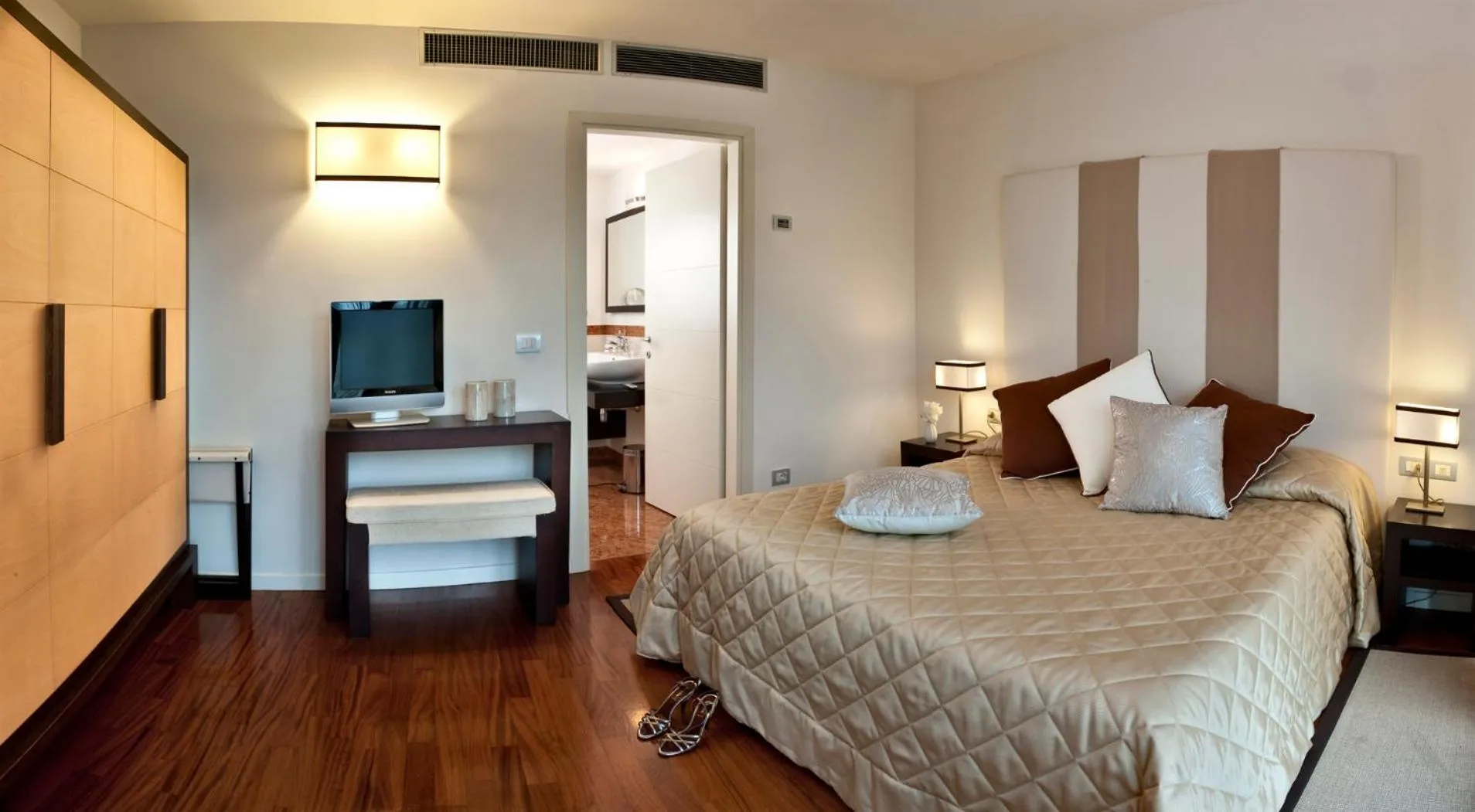 Bedroom, Bed in Eden Rock Resort