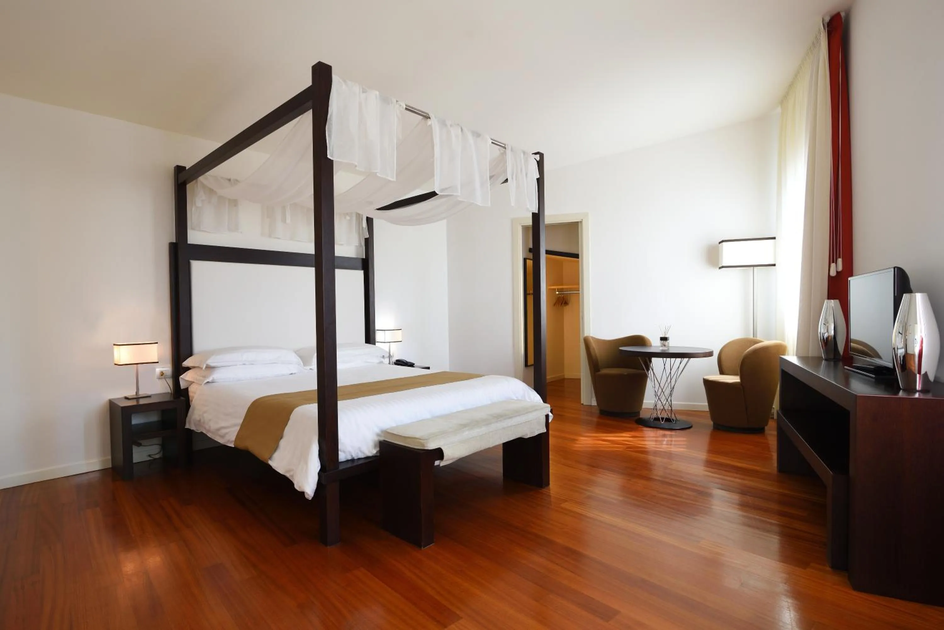 Bedroom, Bed in Eden Rock Resort