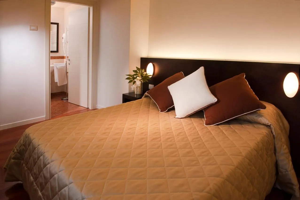 Bedroom, Bed in Eden Rock Resort