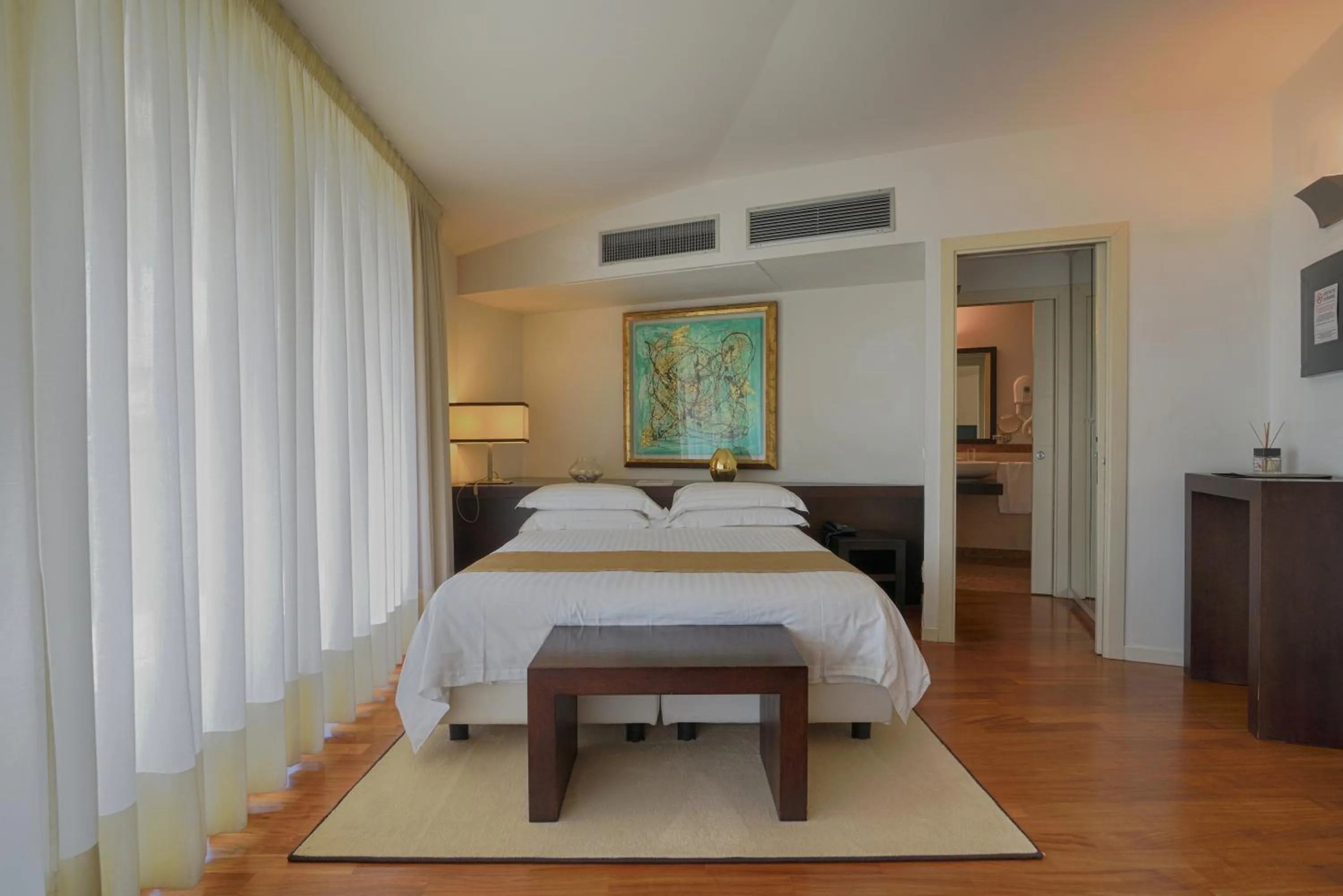 Bedroom, Bed in Eden Rock Resort