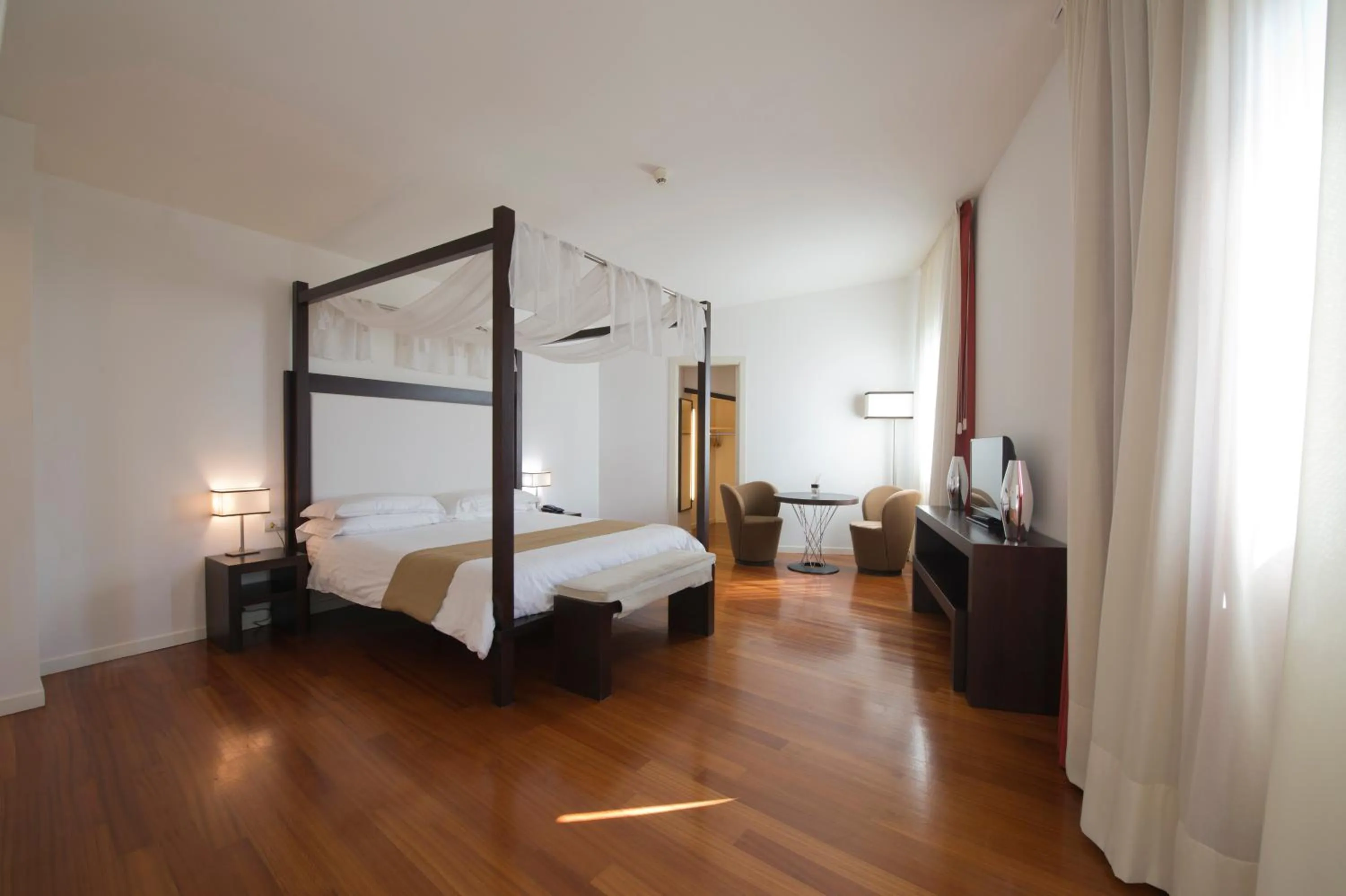 Bedroom, Bed in Eden Rock Resort