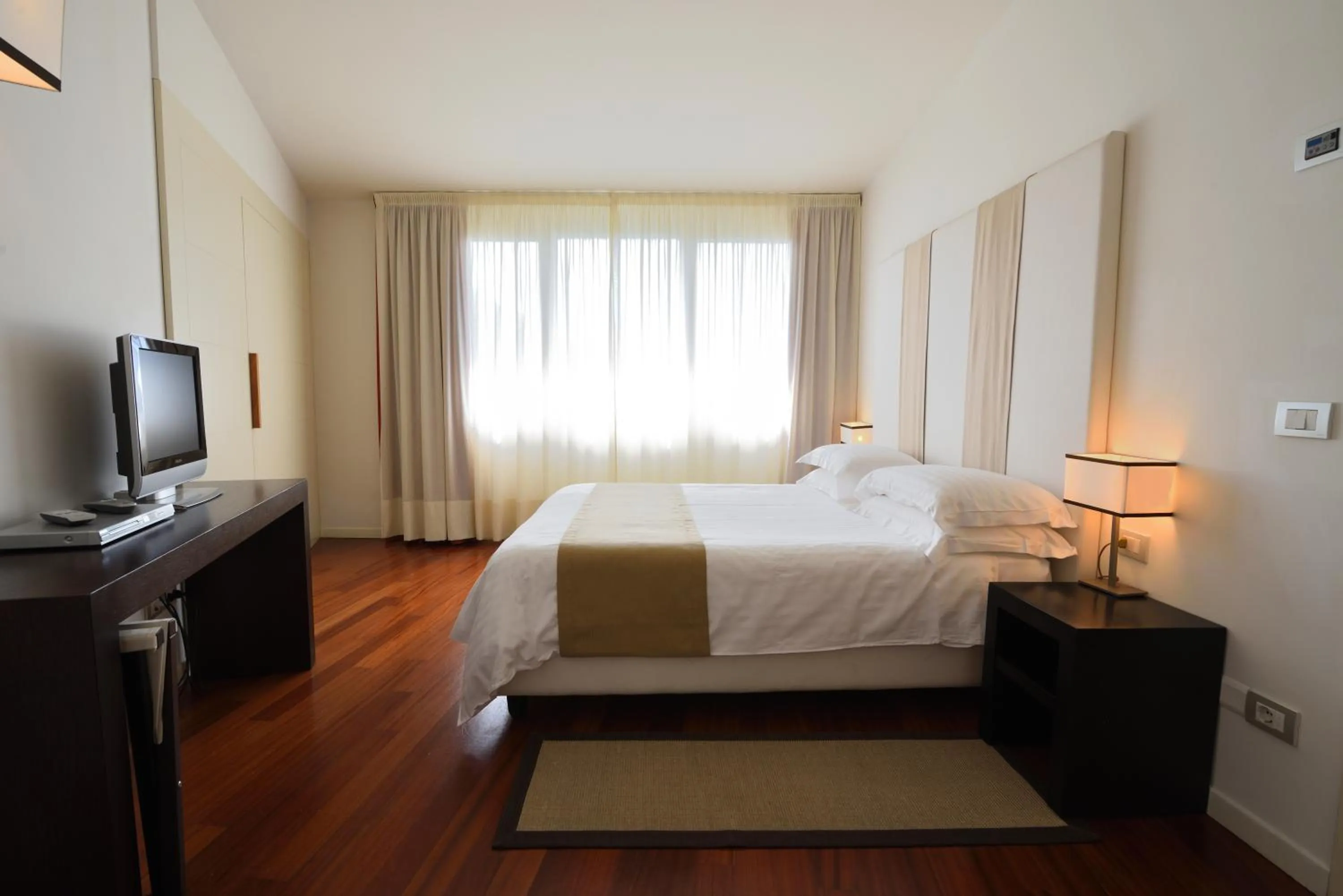 Bedroom, Bed in Eden Rock Resort