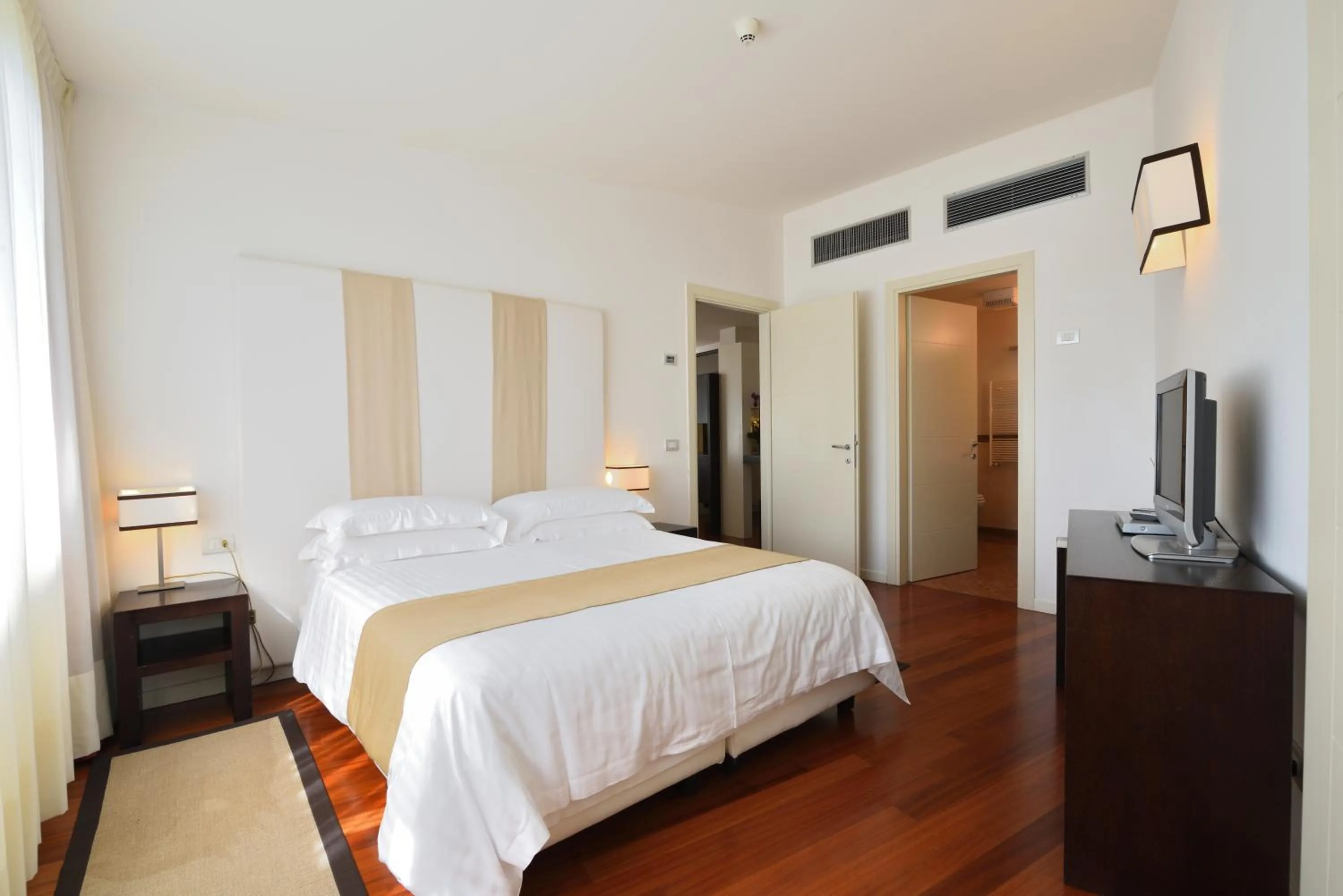 Bedroom, Bed in Eden Rock Resort