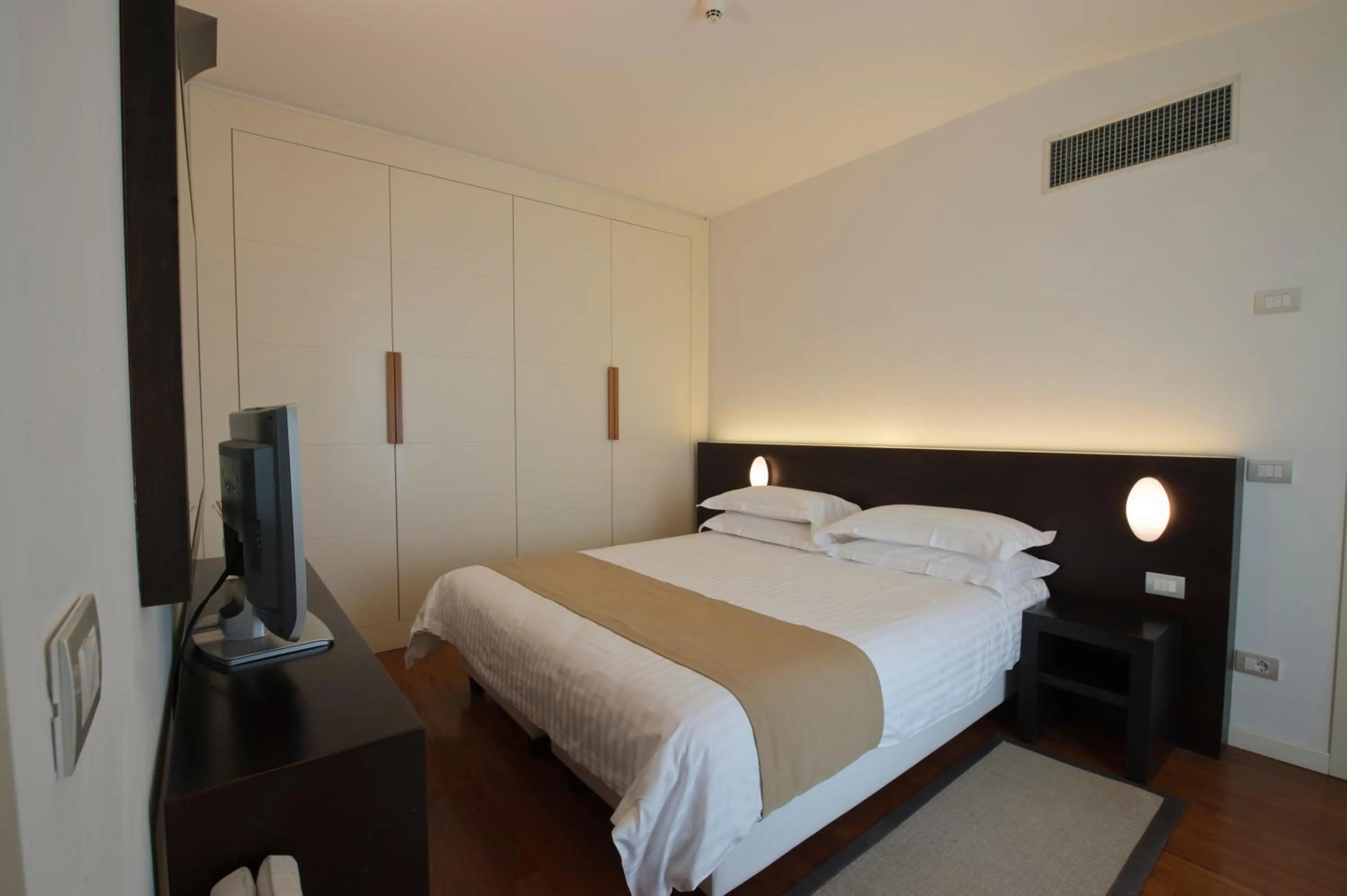 Bedroom, Bed in Eden Rock Resort