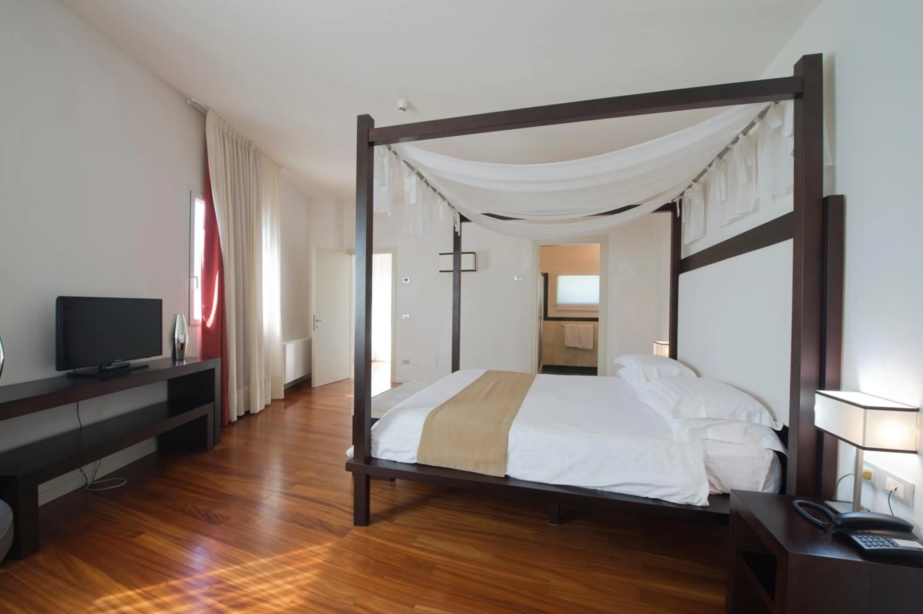 Bedroom, Bed in Eden Rock Resort